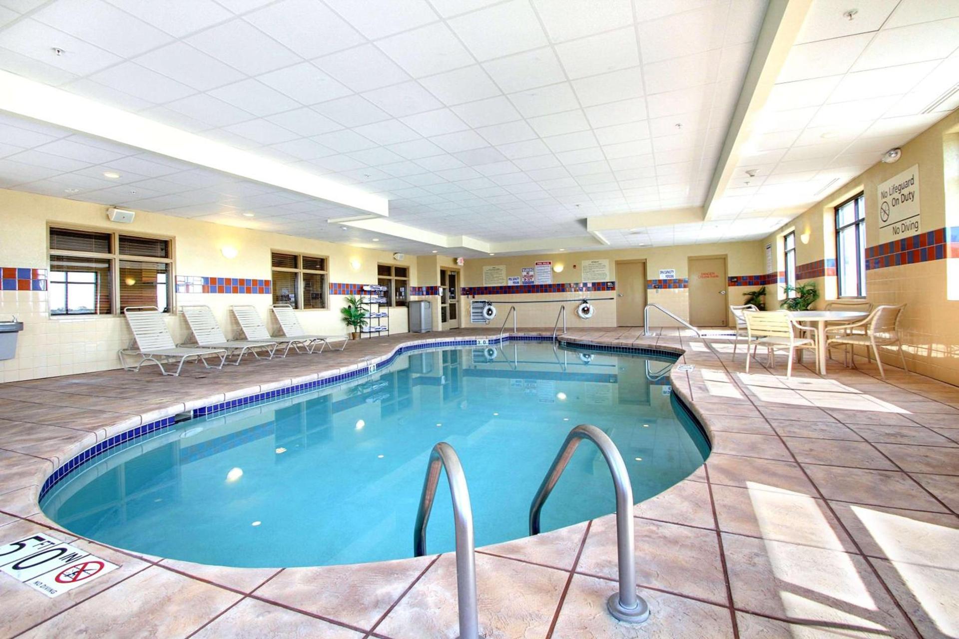 Hampton Inn & Suites West Bend photo 8