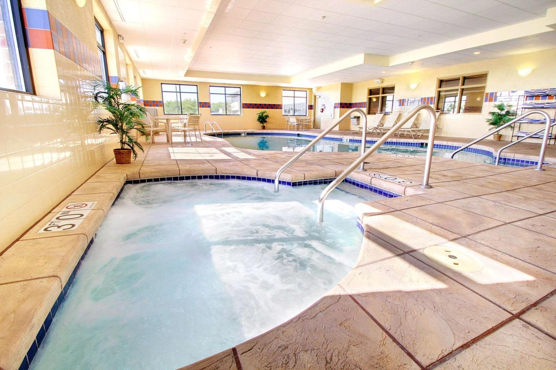 Hampton Inn & Suites West Bend photo 9