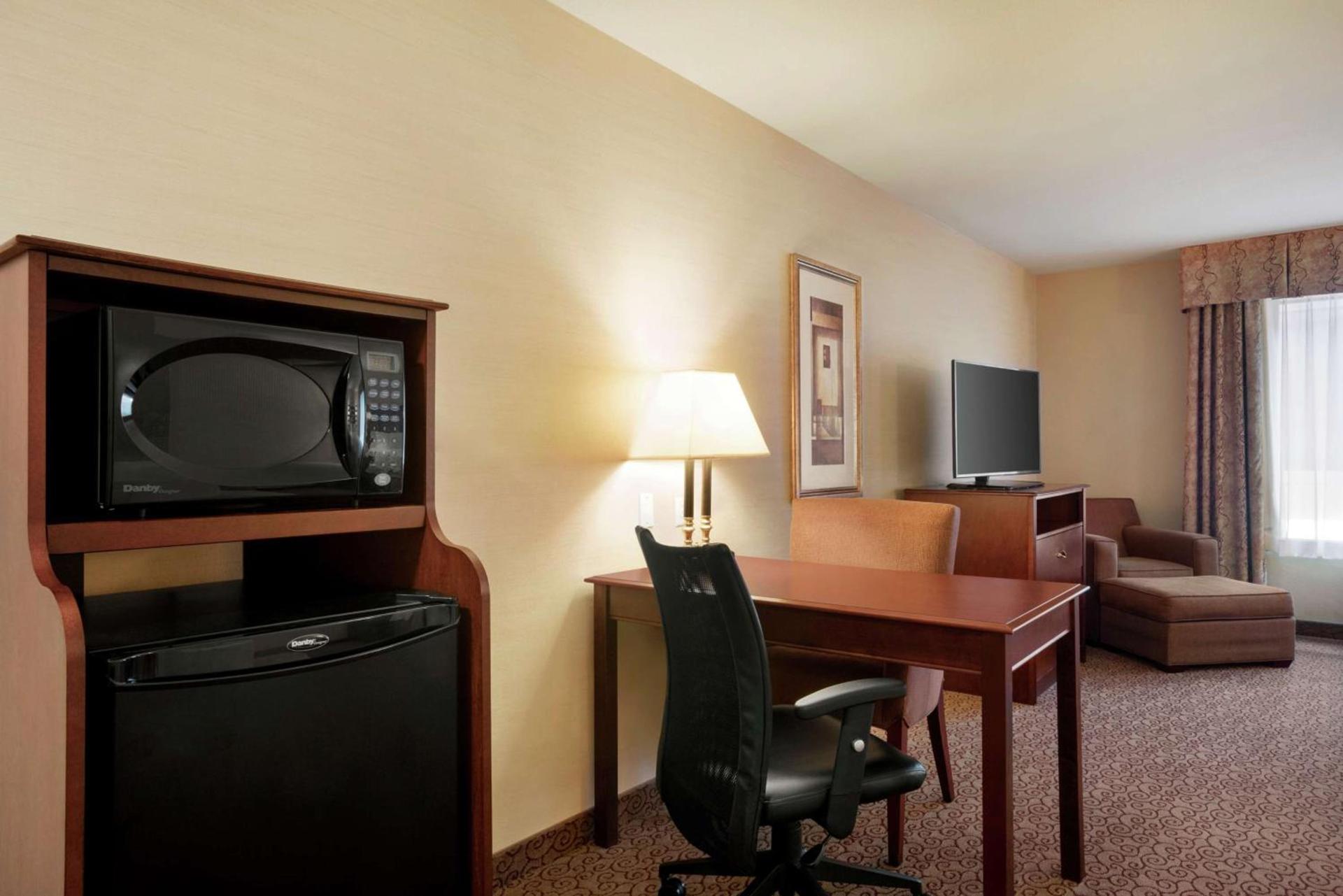 Hampton Inn & Suites West Bend photo 17