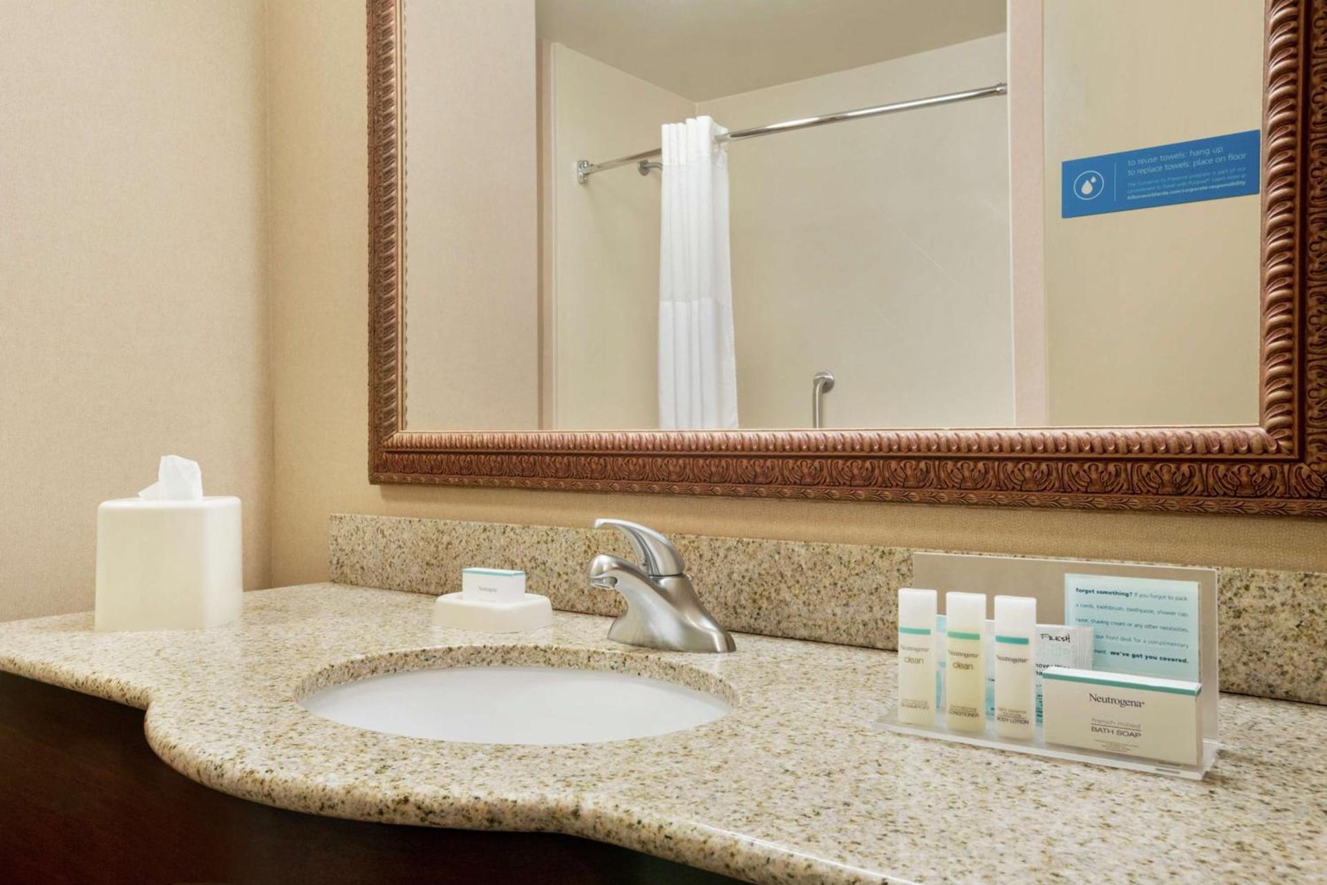 Hampton Inn & Suites West Bend photo 20