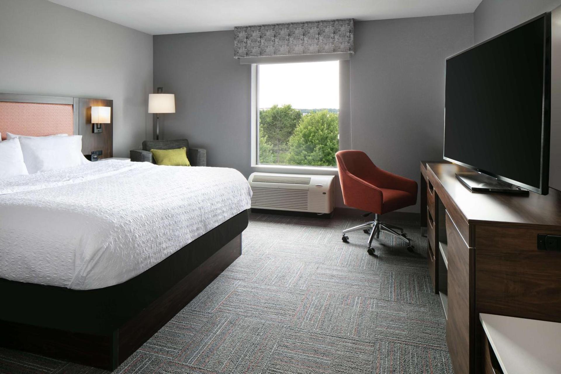 Hampton Inn & Suites West Bend photo 26