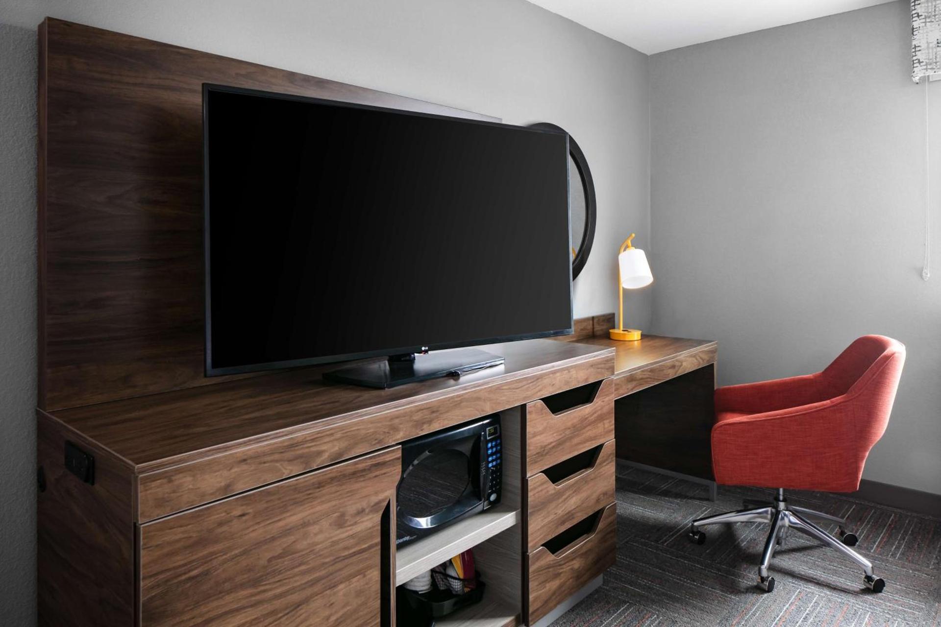 Hampton Inn & Suites West Bend photo 31