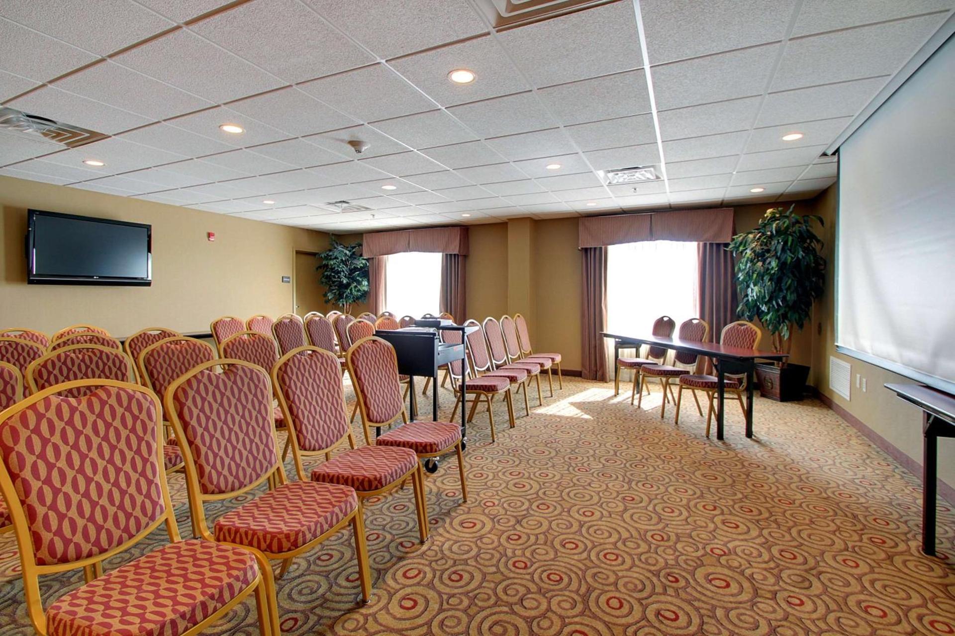 Hampton Inn & Suites West Bend photo 44