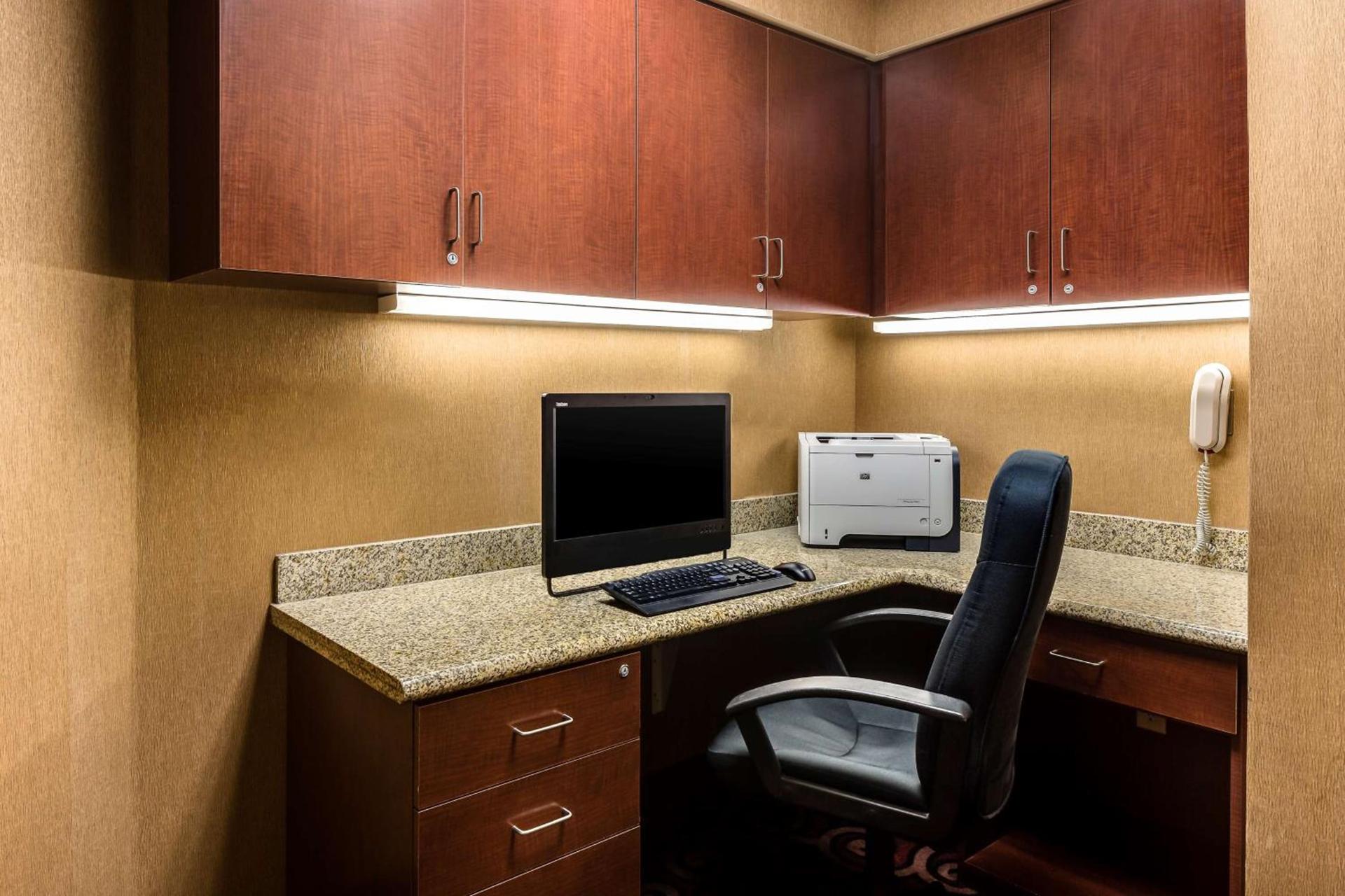 Hampton Inn & Suites West Bend photo 51