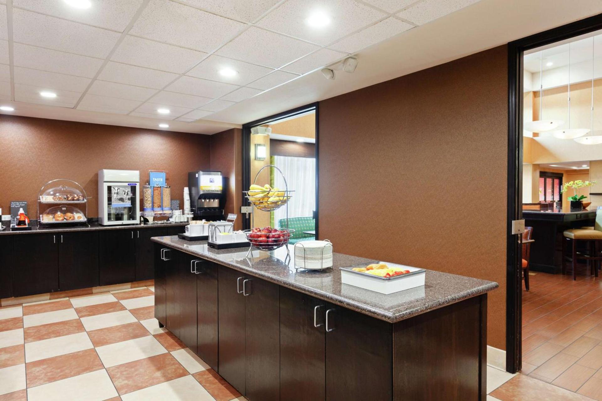 Hampton Inn & Suites Fresno - Northwest photo 8