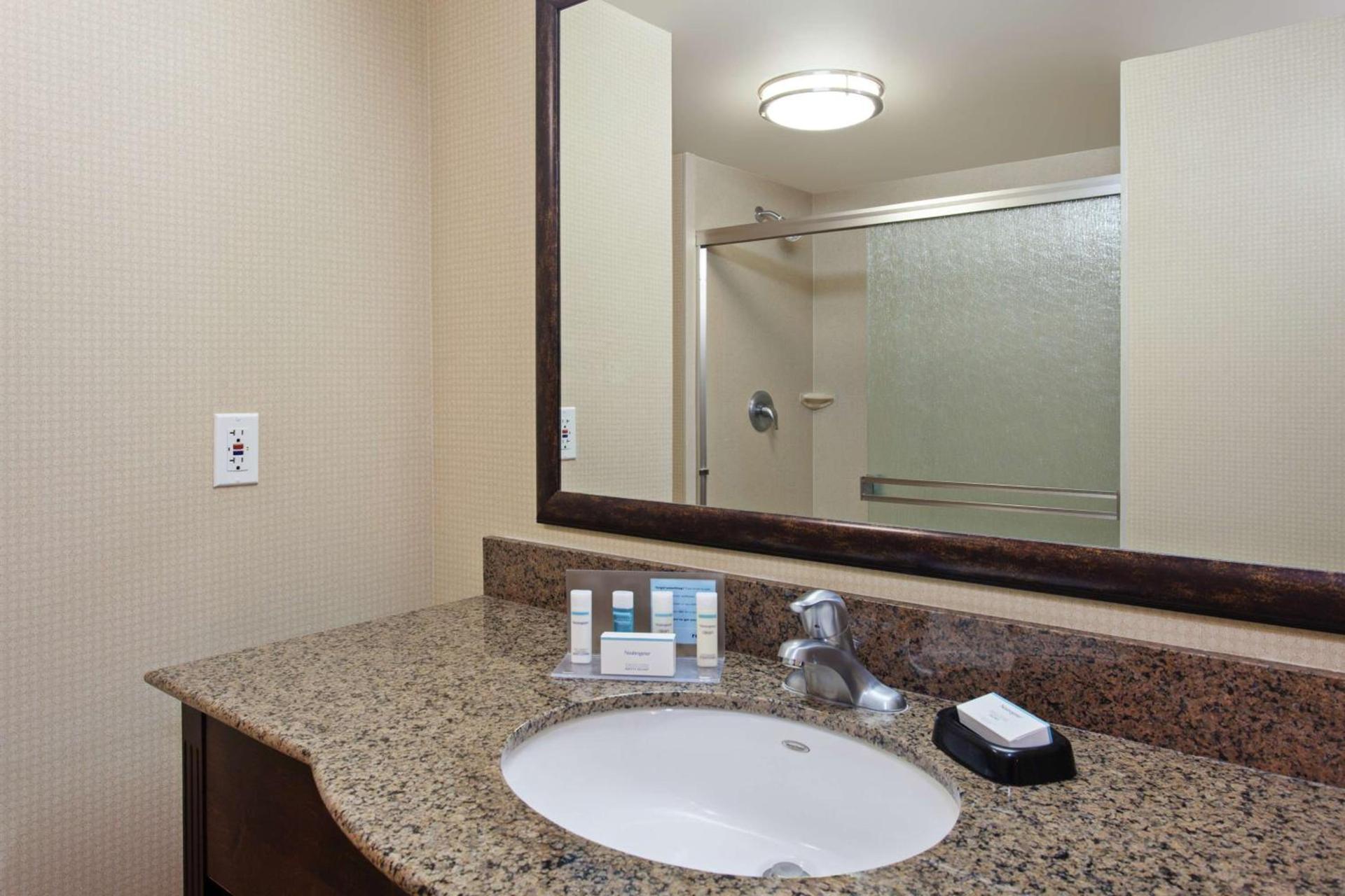Hampton Inn & Suites Fresno - Northwest photo 12