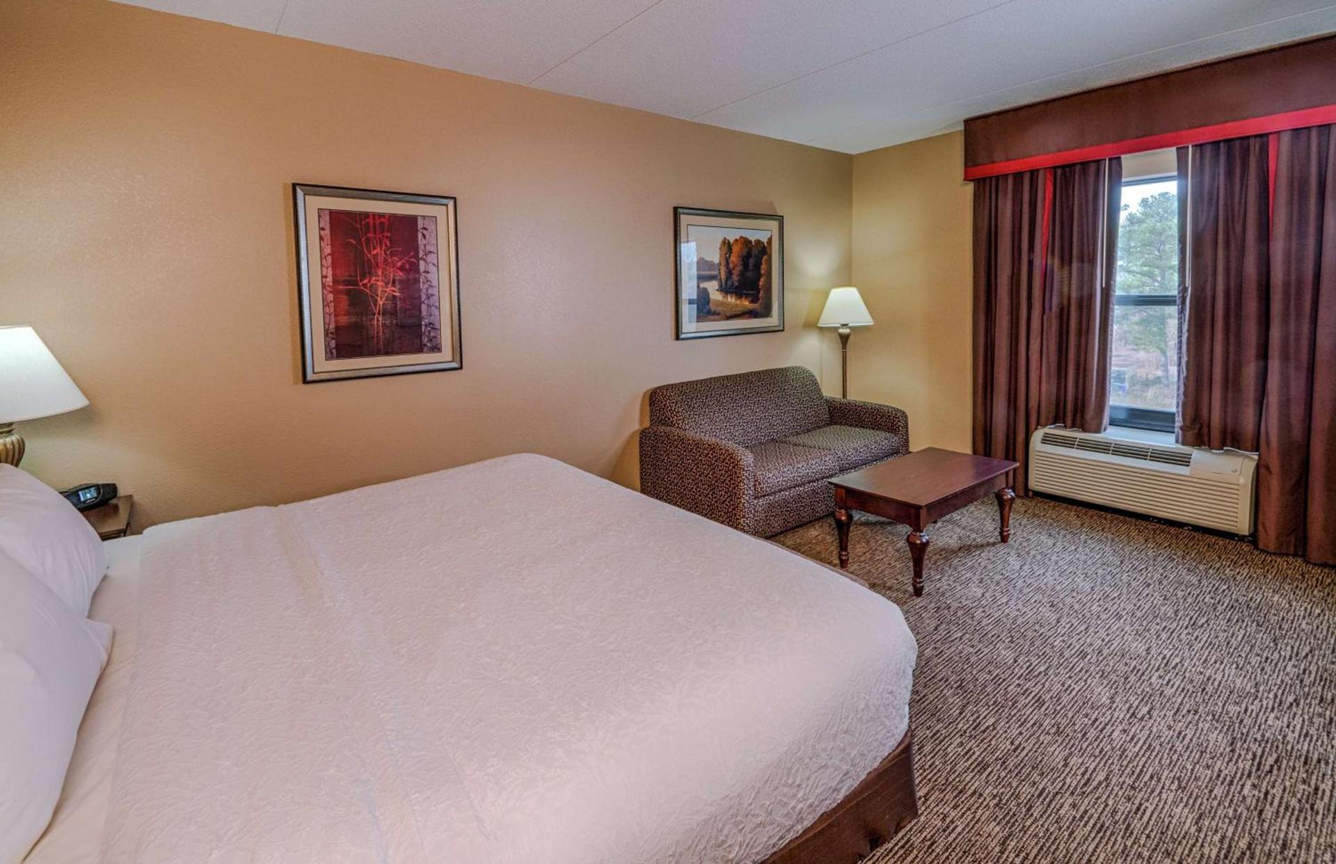 Hampton Inn Spring Lake Fayetteville photo 32