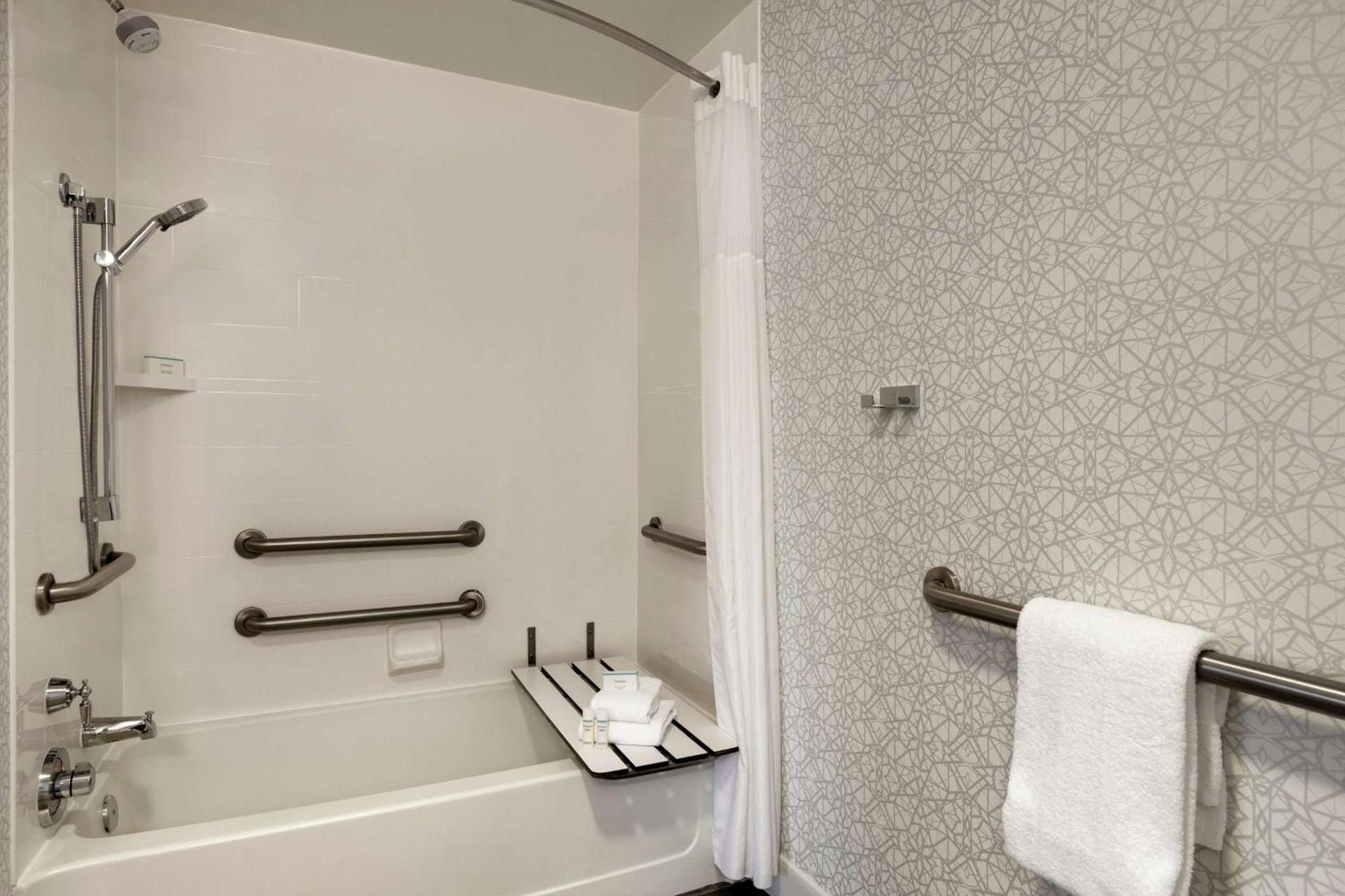 Hampton Inn & Suites Frederick/Fort Detrick photo 28