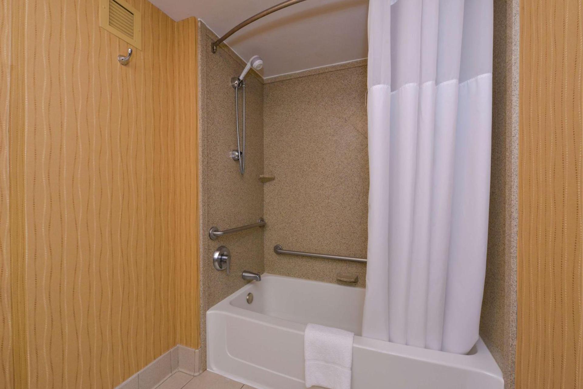 Hampton Inn Frederick photo 34