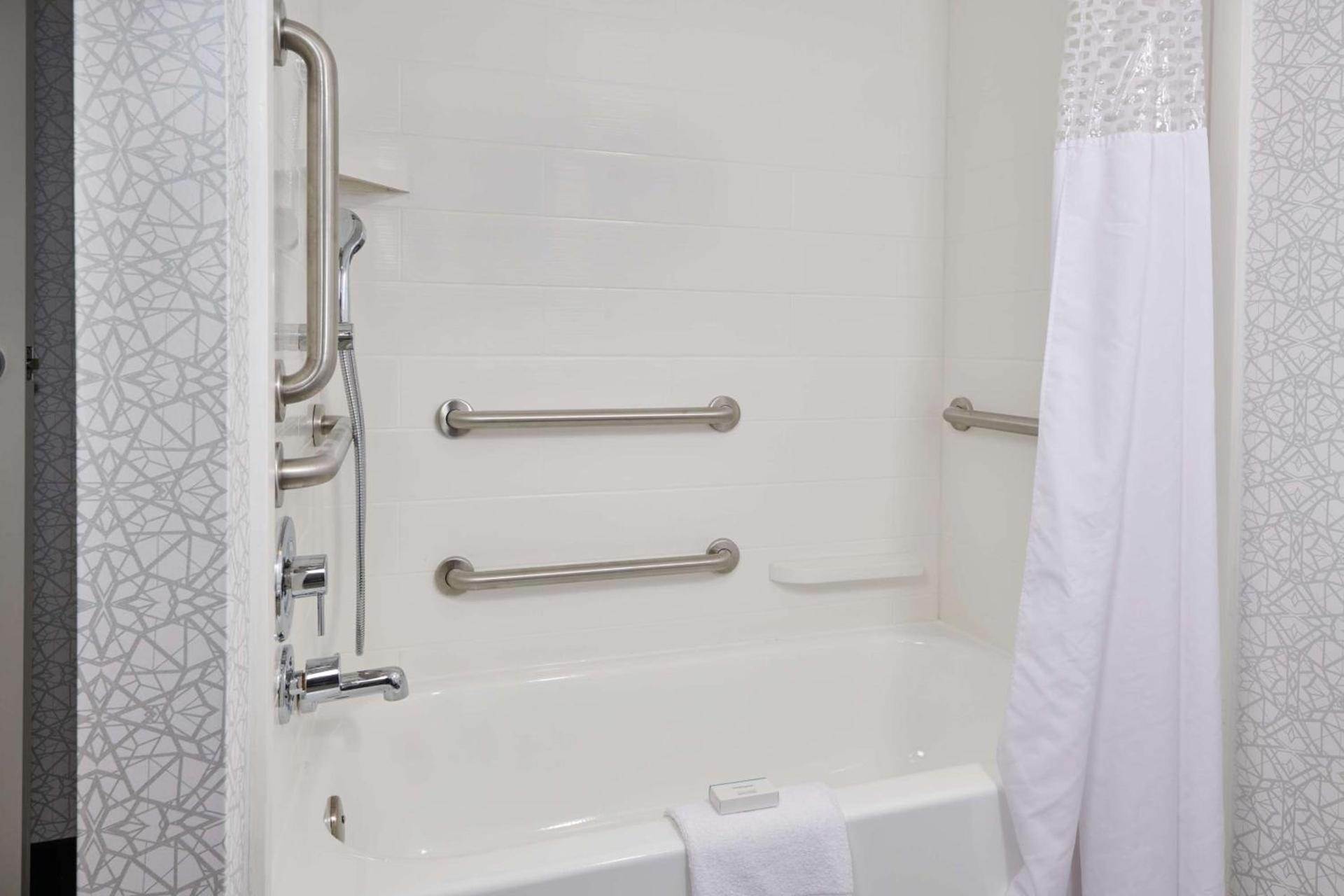Hampton Inn Fairfax City photo 36