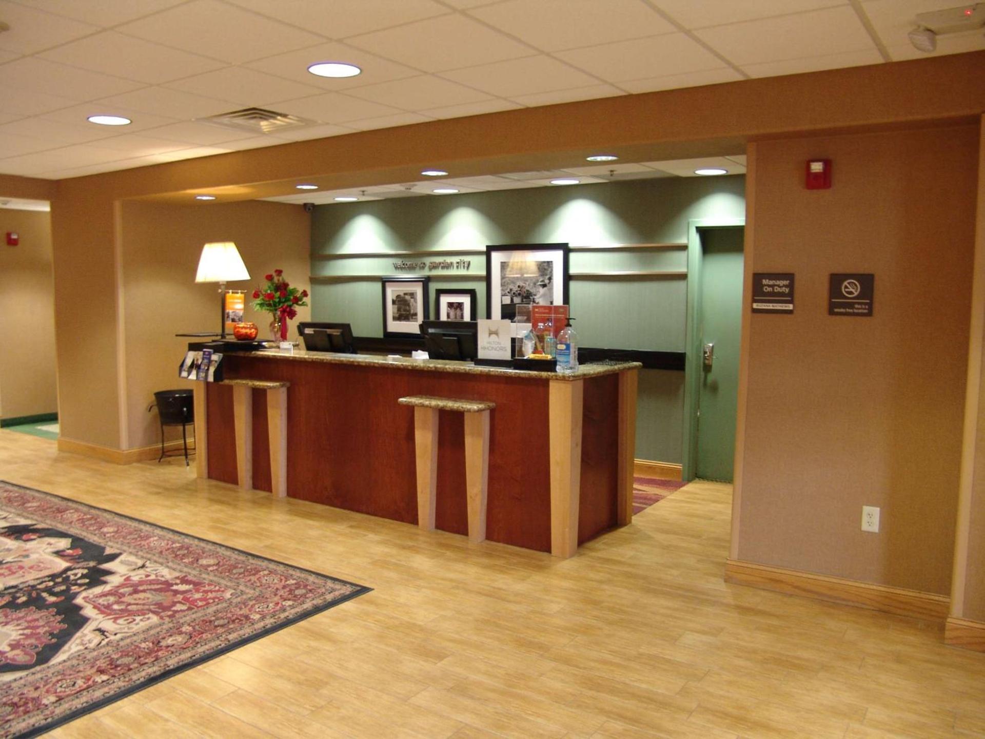 Hampton Inn Garden City photo 3