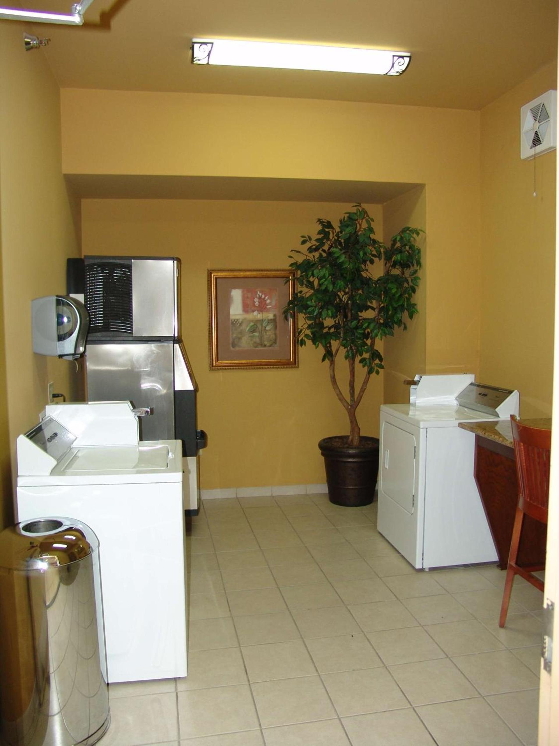 Hampton Inn Garden City photo 34