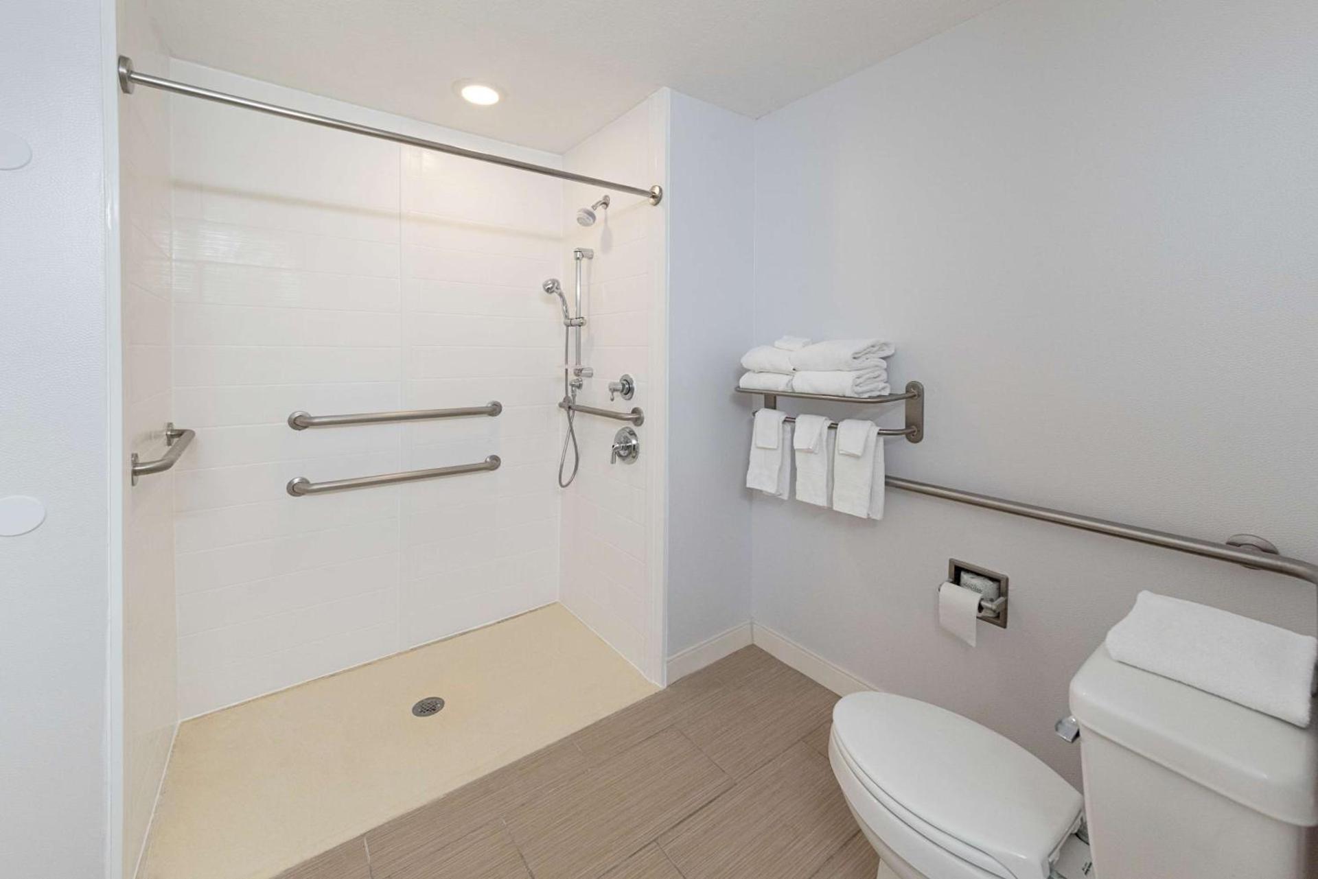 Hampton Inn Greenfield photo 32