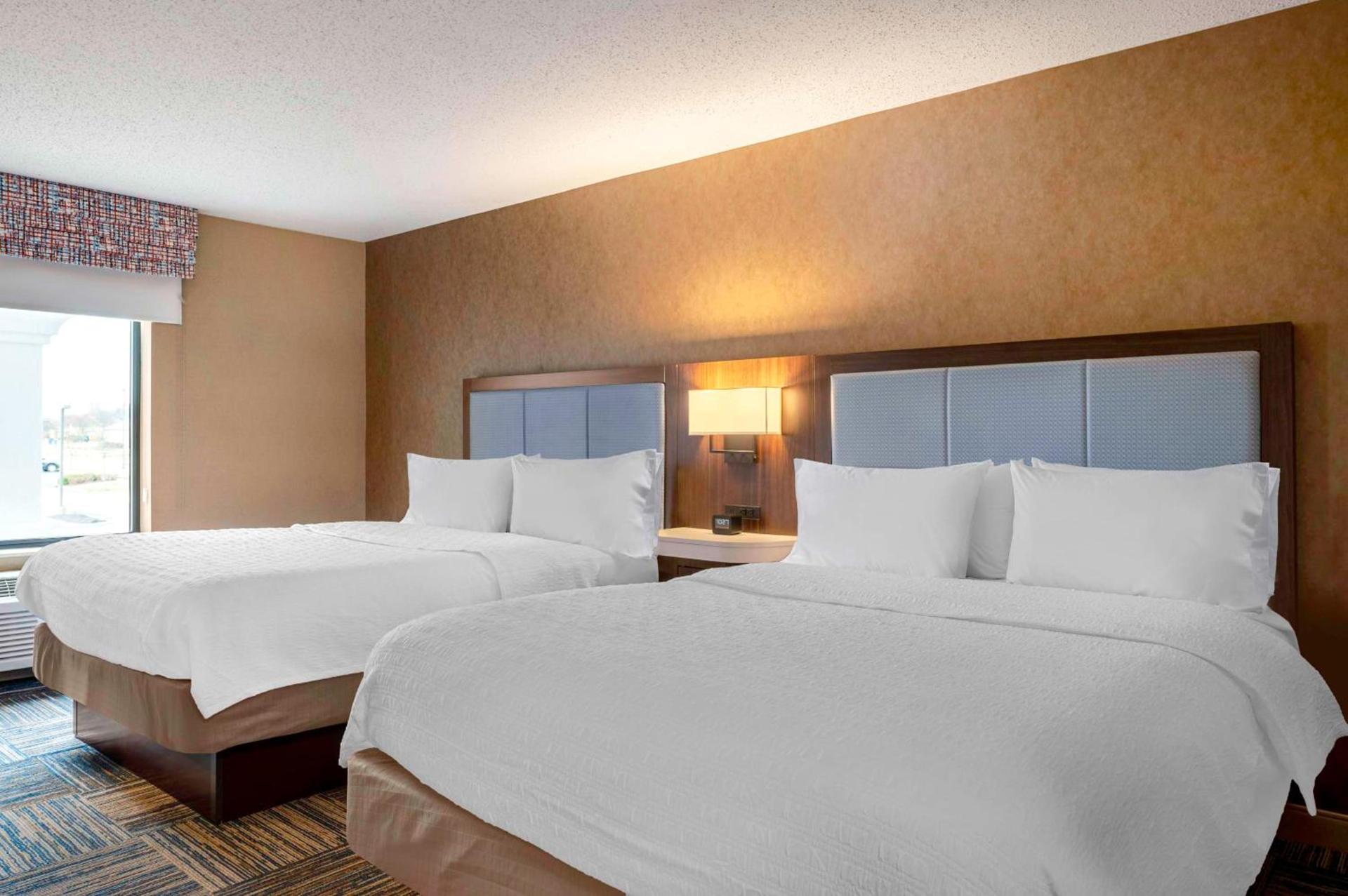 Hampton Inn Greenfield photo 35