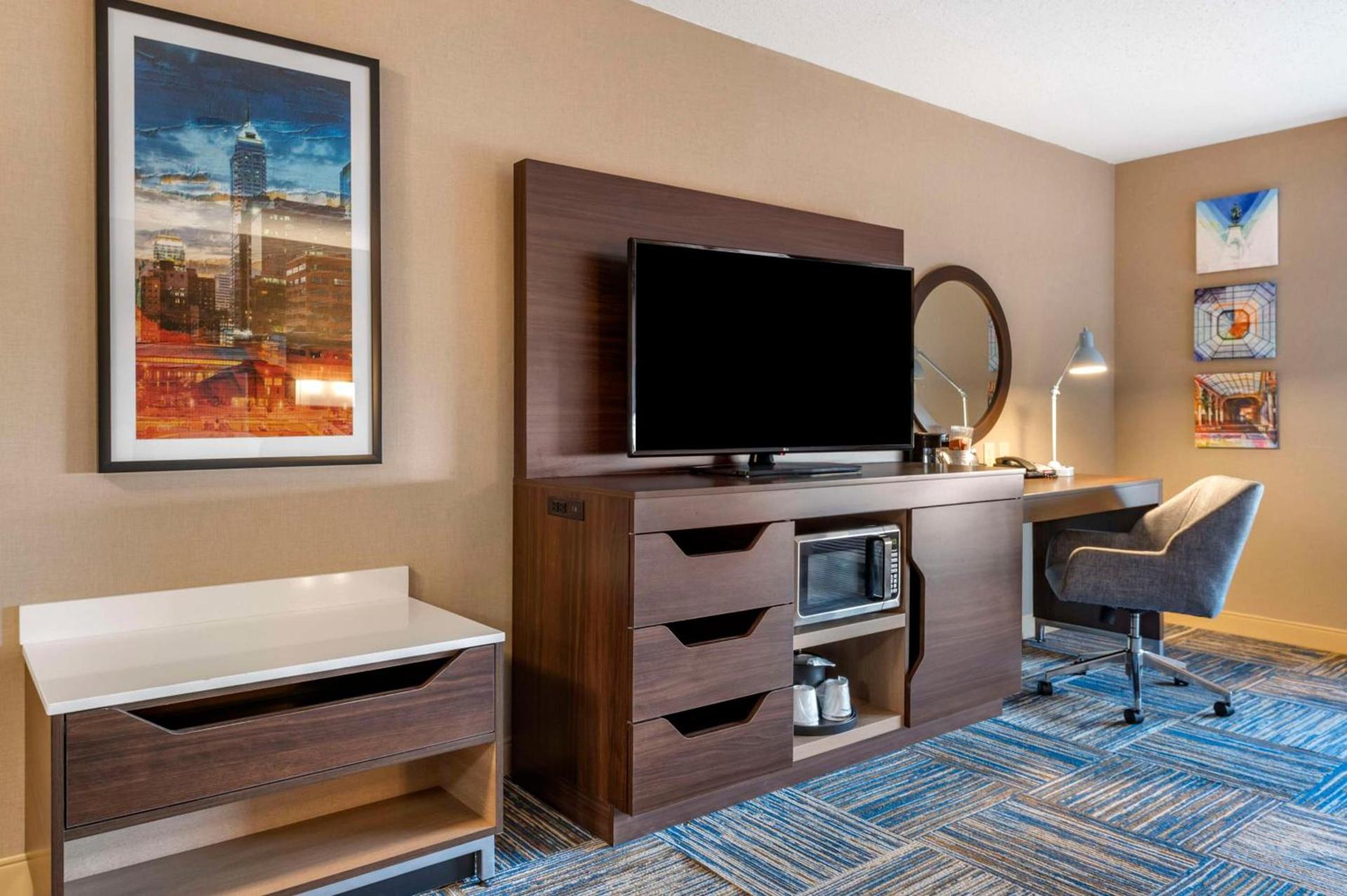 Hampton Inn Greenfield photo 40