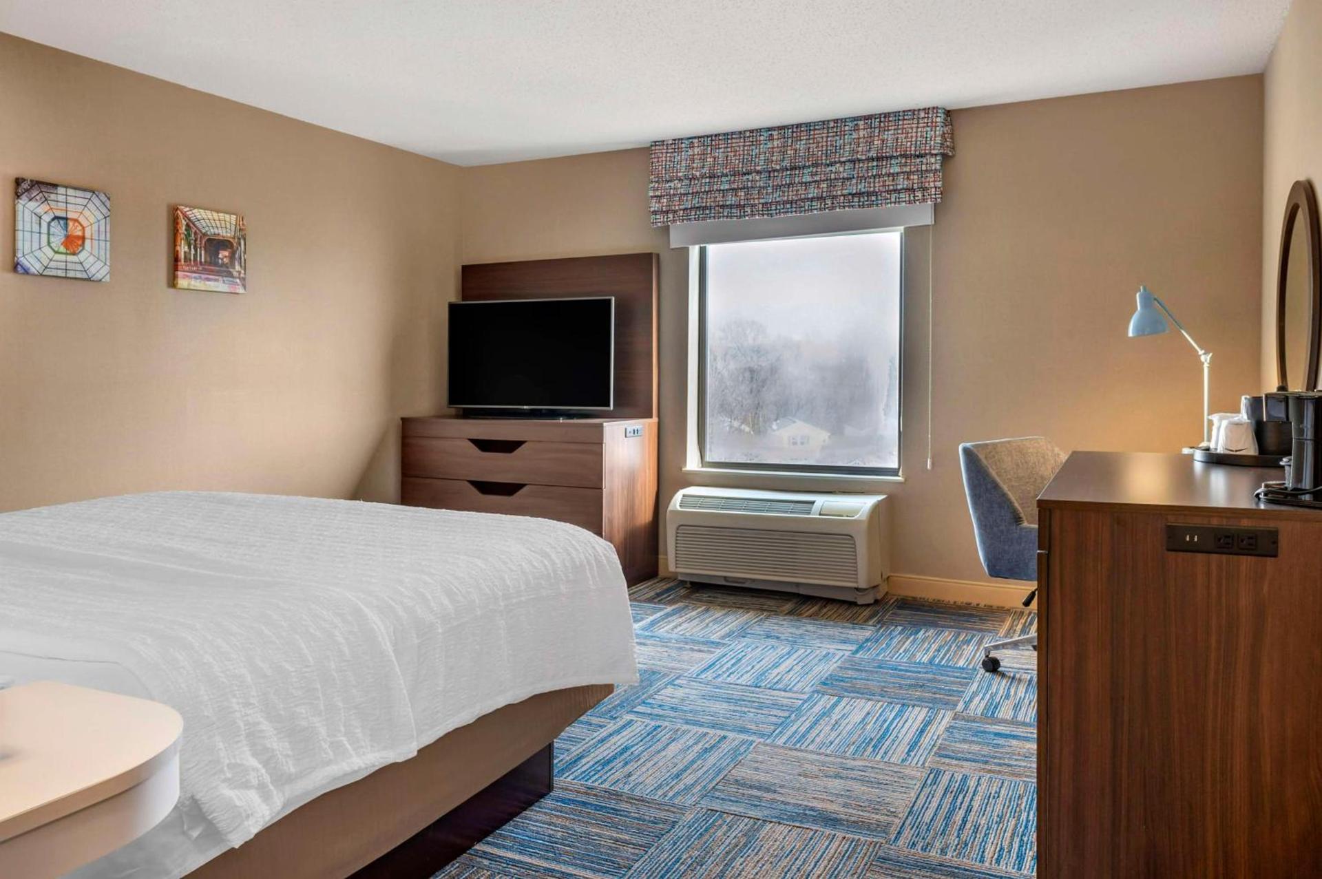 Hampton Inn Greenfield photo 42