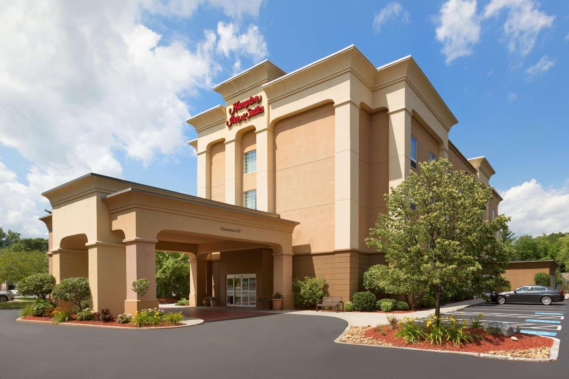 Hampton Inn & Suites Greenfield photo 1