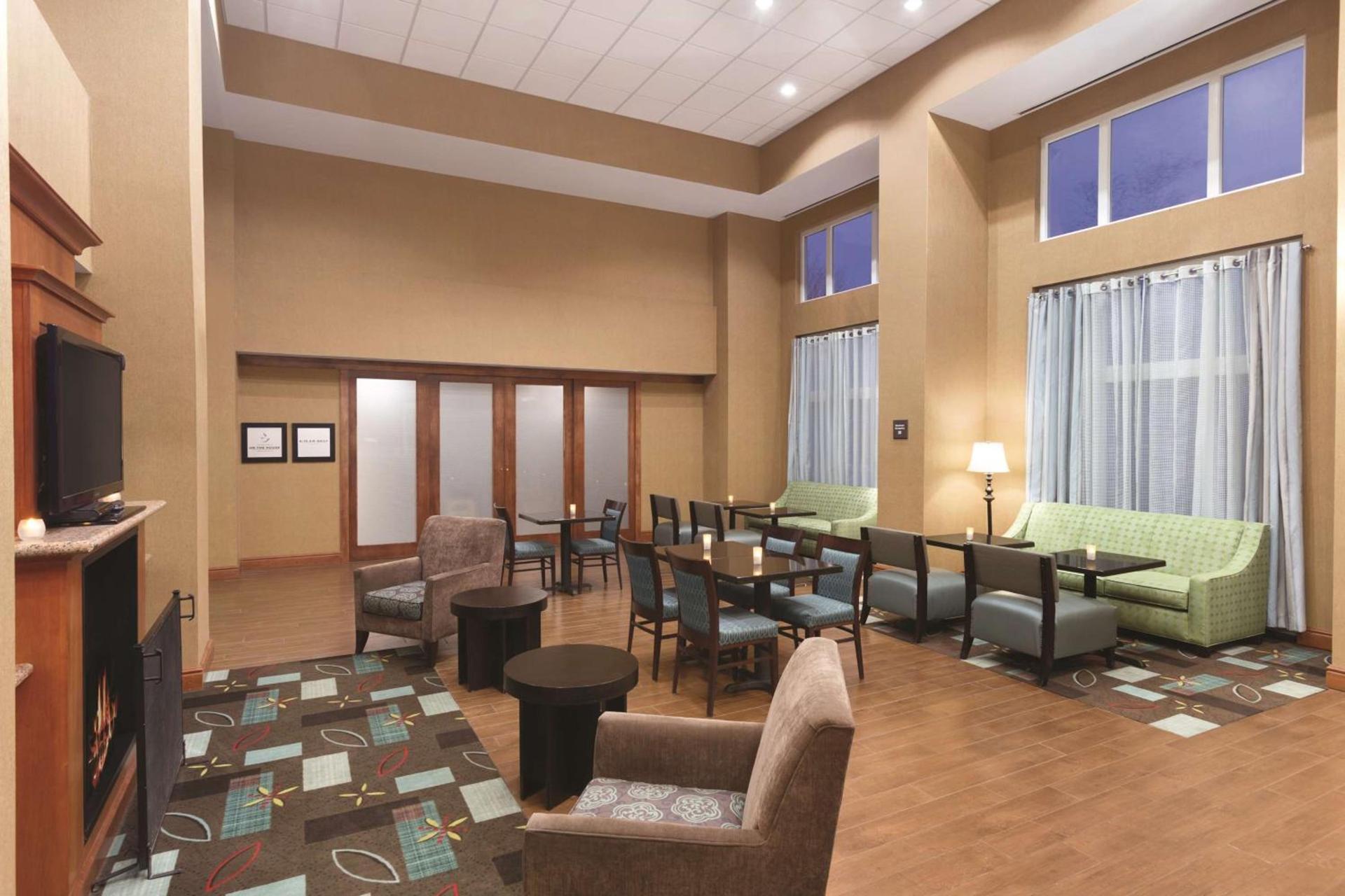 Hampton Inn & Suites Greenfield photo 4