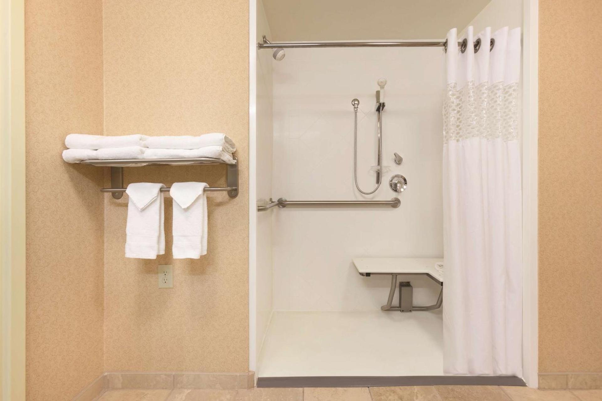 Hampton Inn & Suites Greenfield photo 13