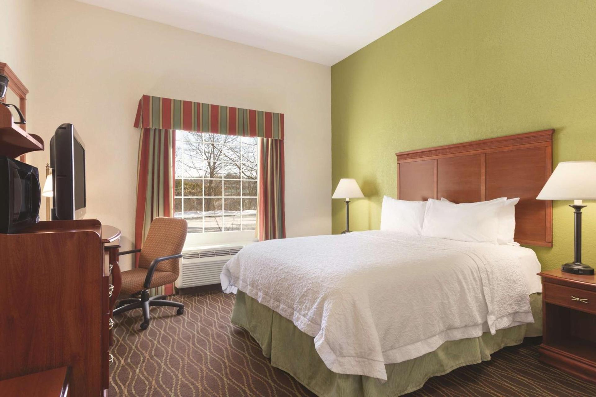 Hampton Inn & Suites Greenfield photo 14
