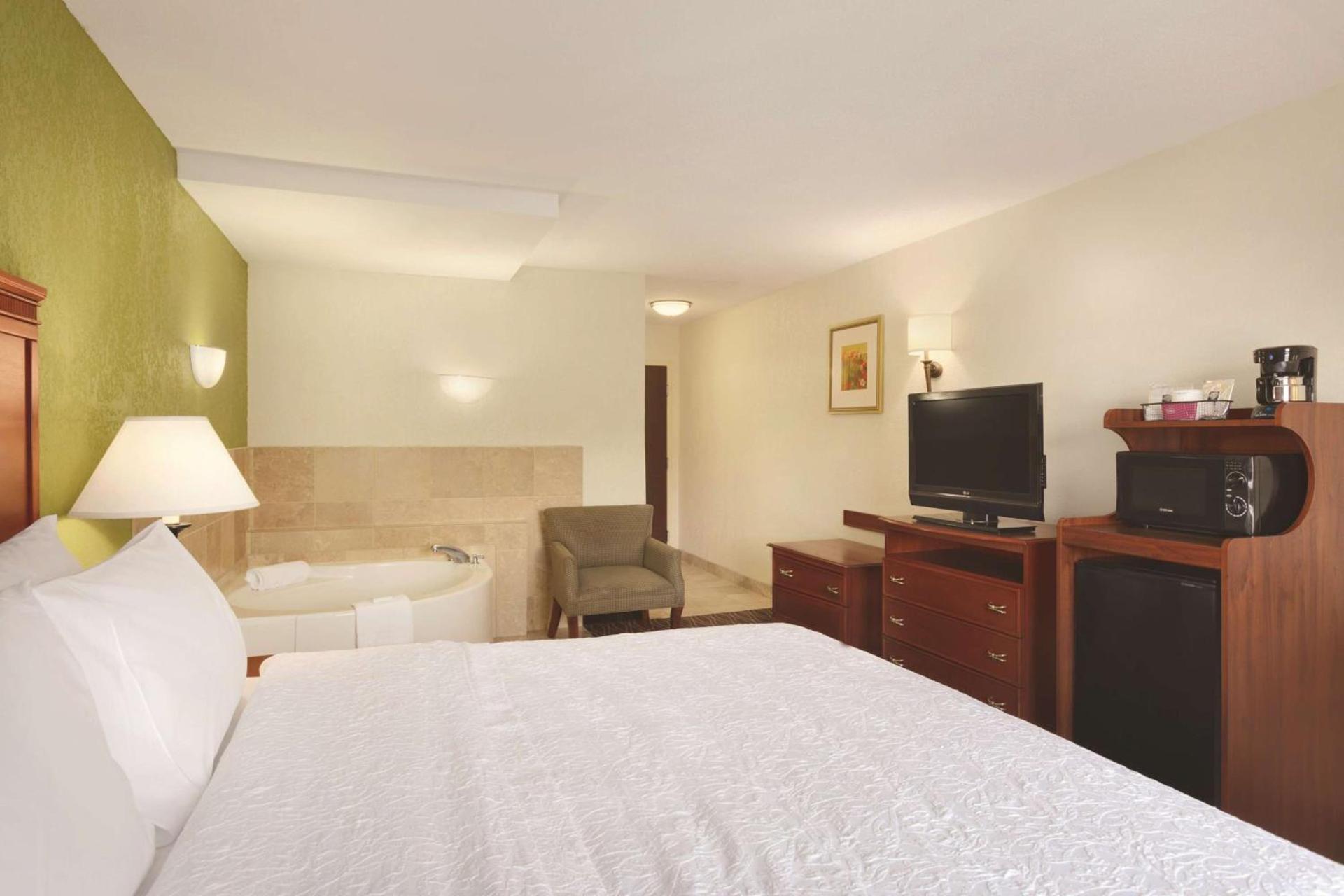 Hampton Inn & Suites Greenfield photo 18