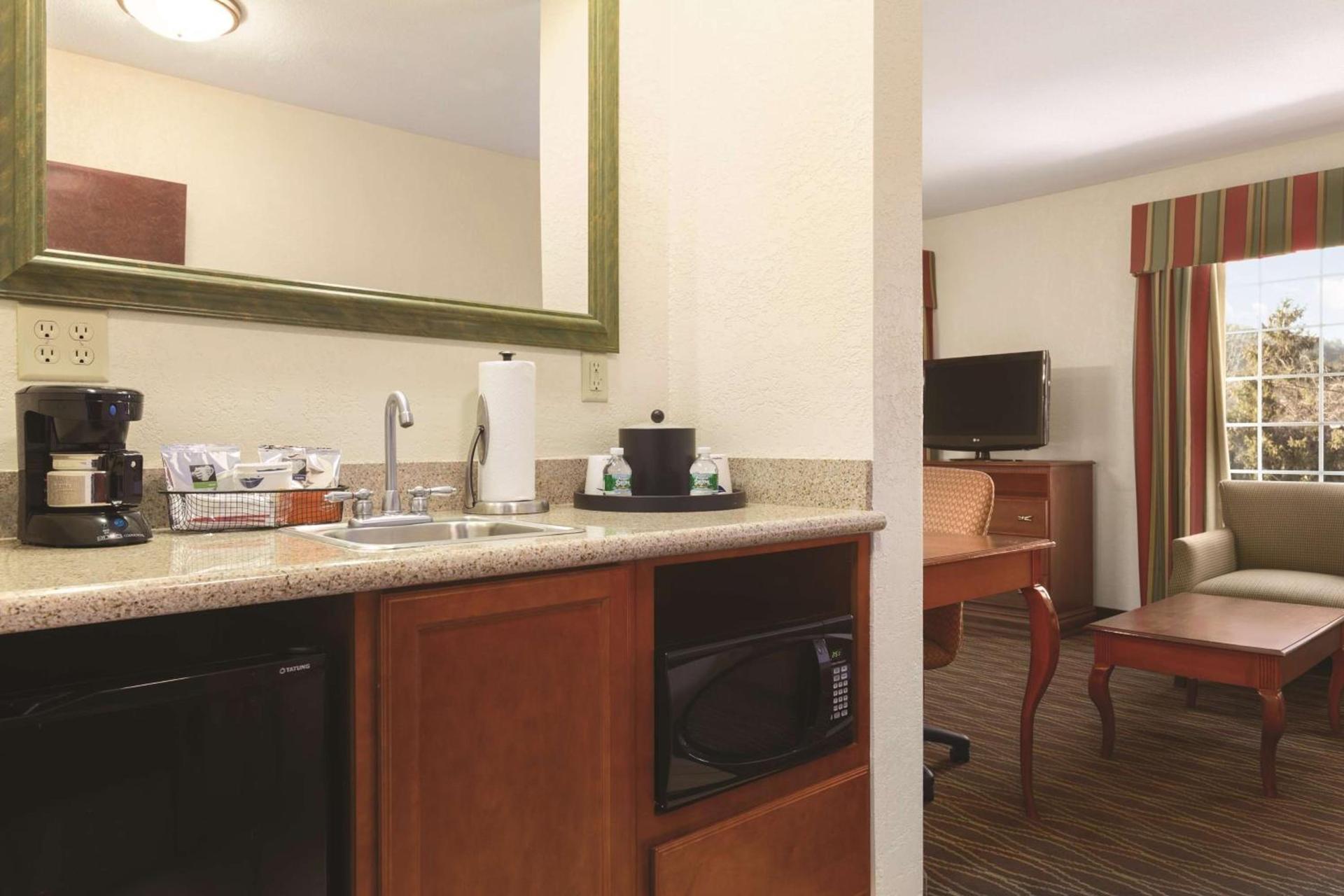 Hampton Inn & Suites Greenfield photo 20