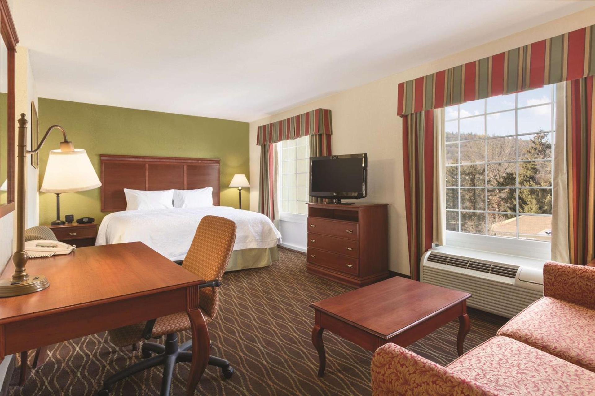 Hampton Inn & Suites Greenfield photo 21