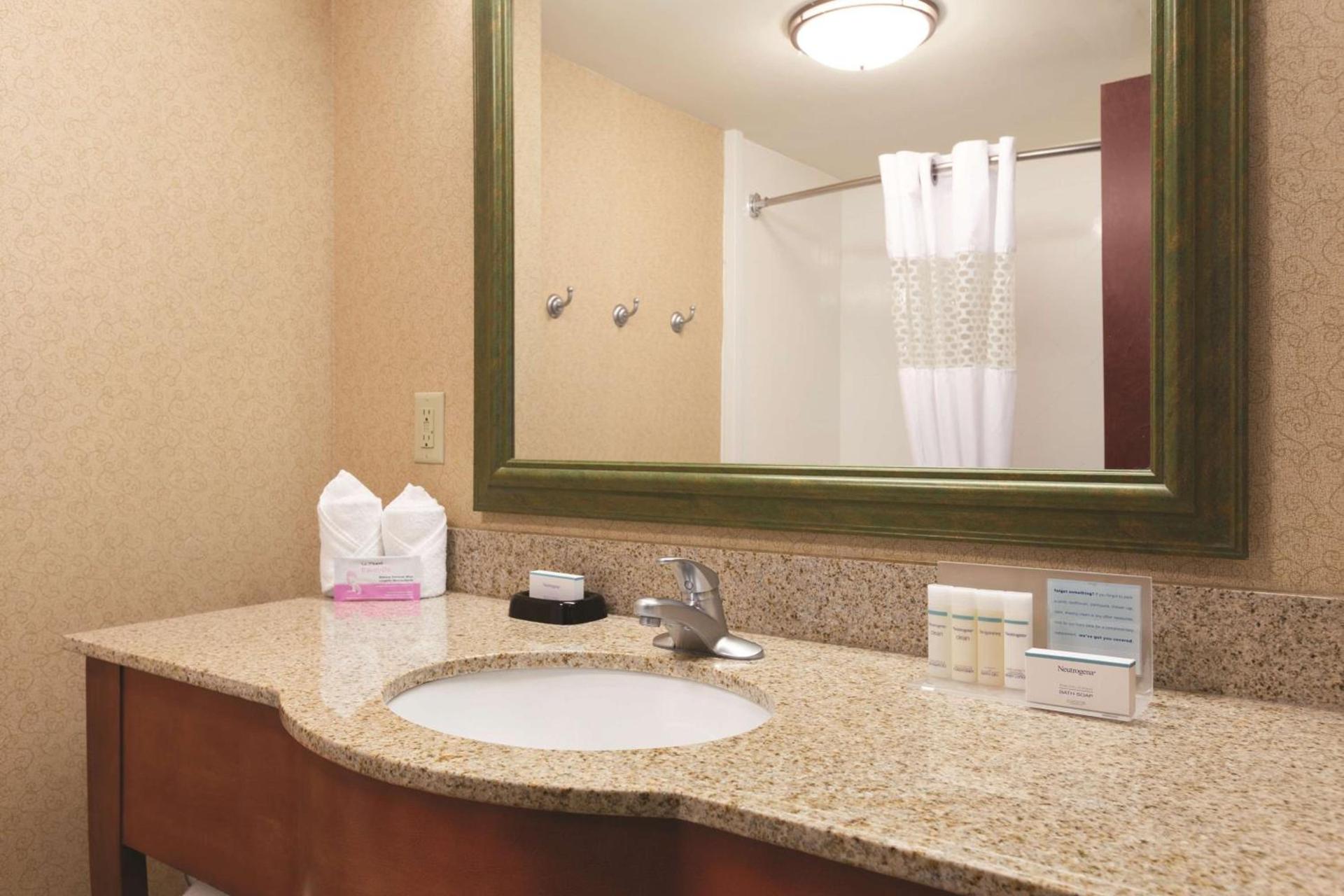 Hampton Inn & Suites Greenfield photo 25