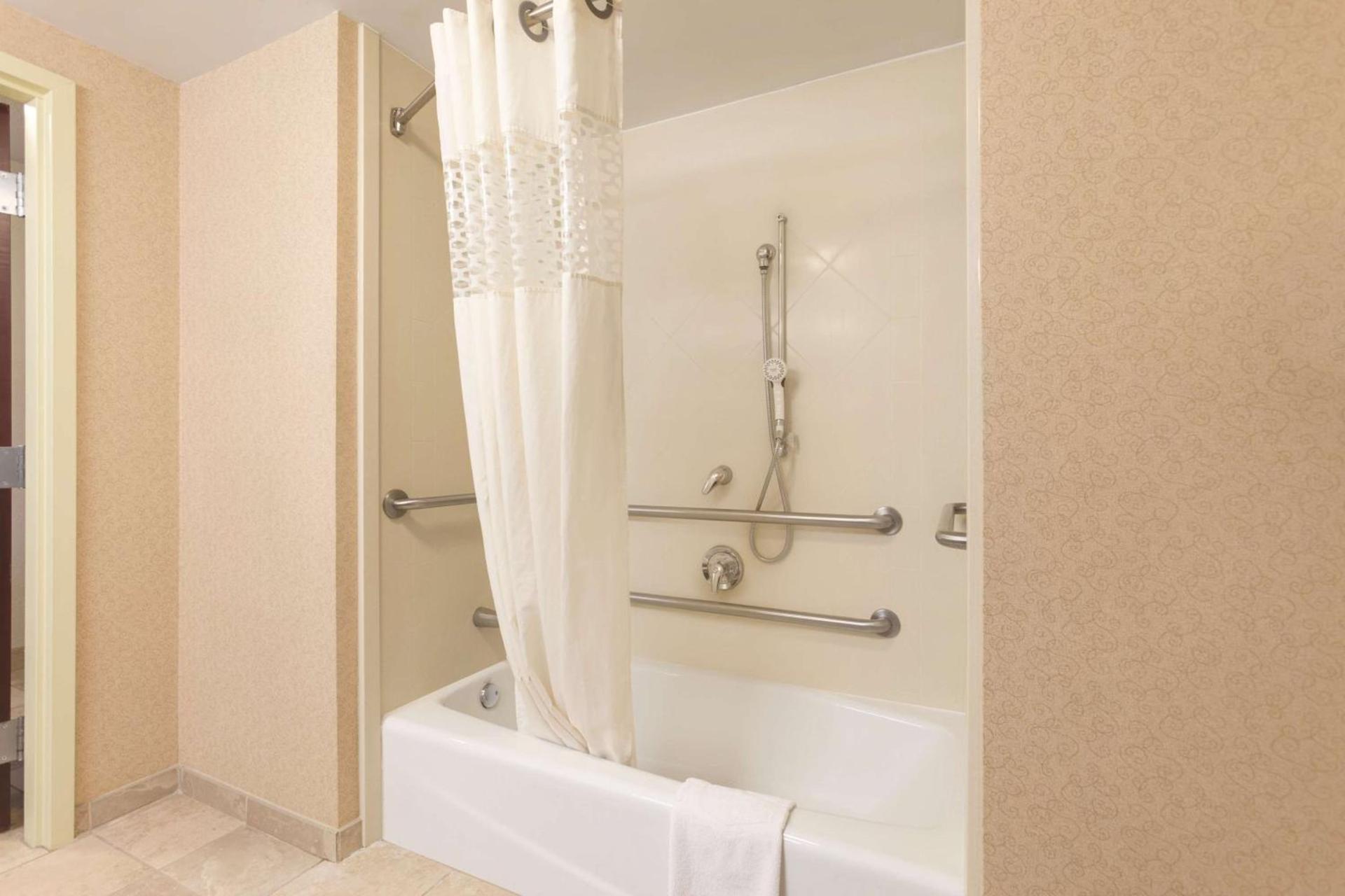Hampton Inn & Suites Greenfield photo 27