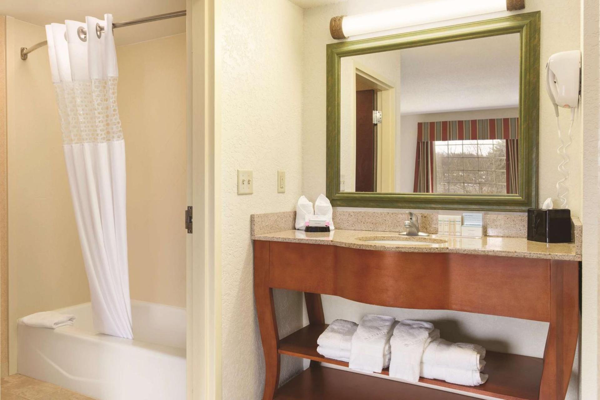 Hampton Inn & Suites Greenfield photo 26