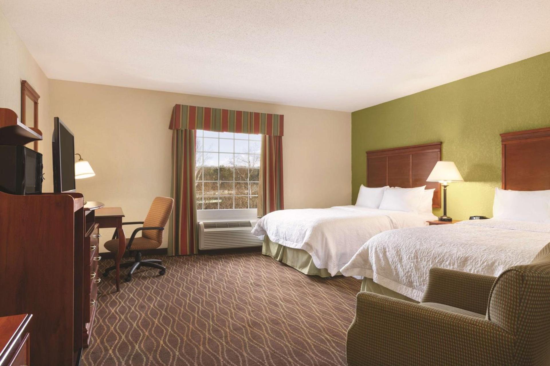 Hampton Inn & Suites Greenfield photo 36