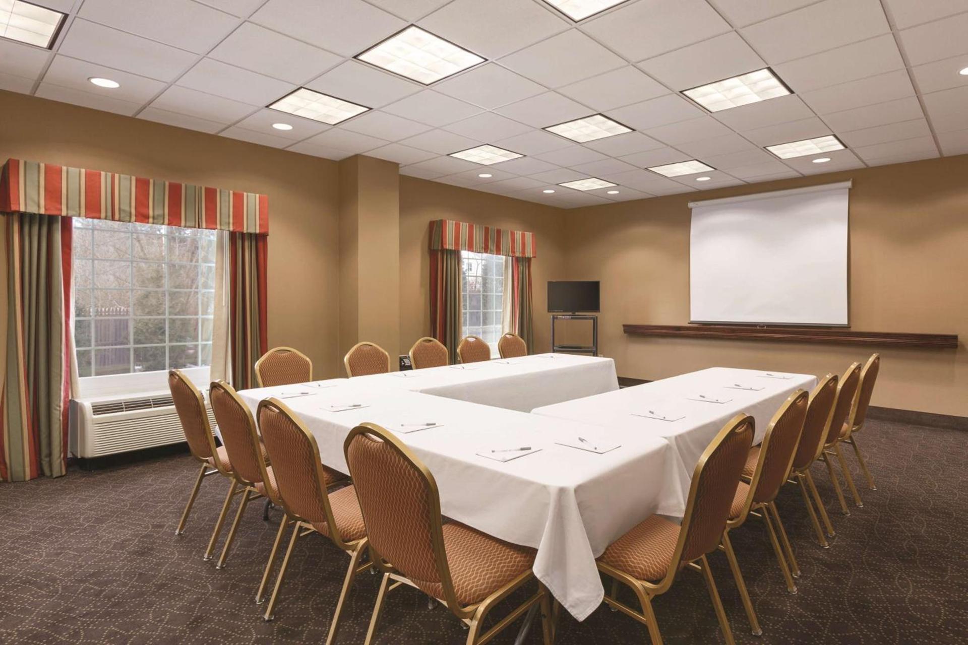 Hampton Inn & Suites Greenfield photo 38