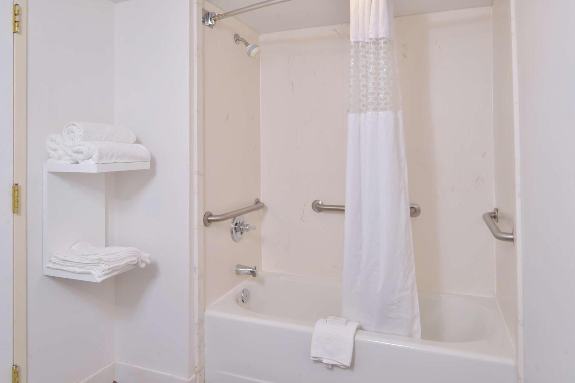 Hampton Inn Greensboro East / McLeansville photo 18