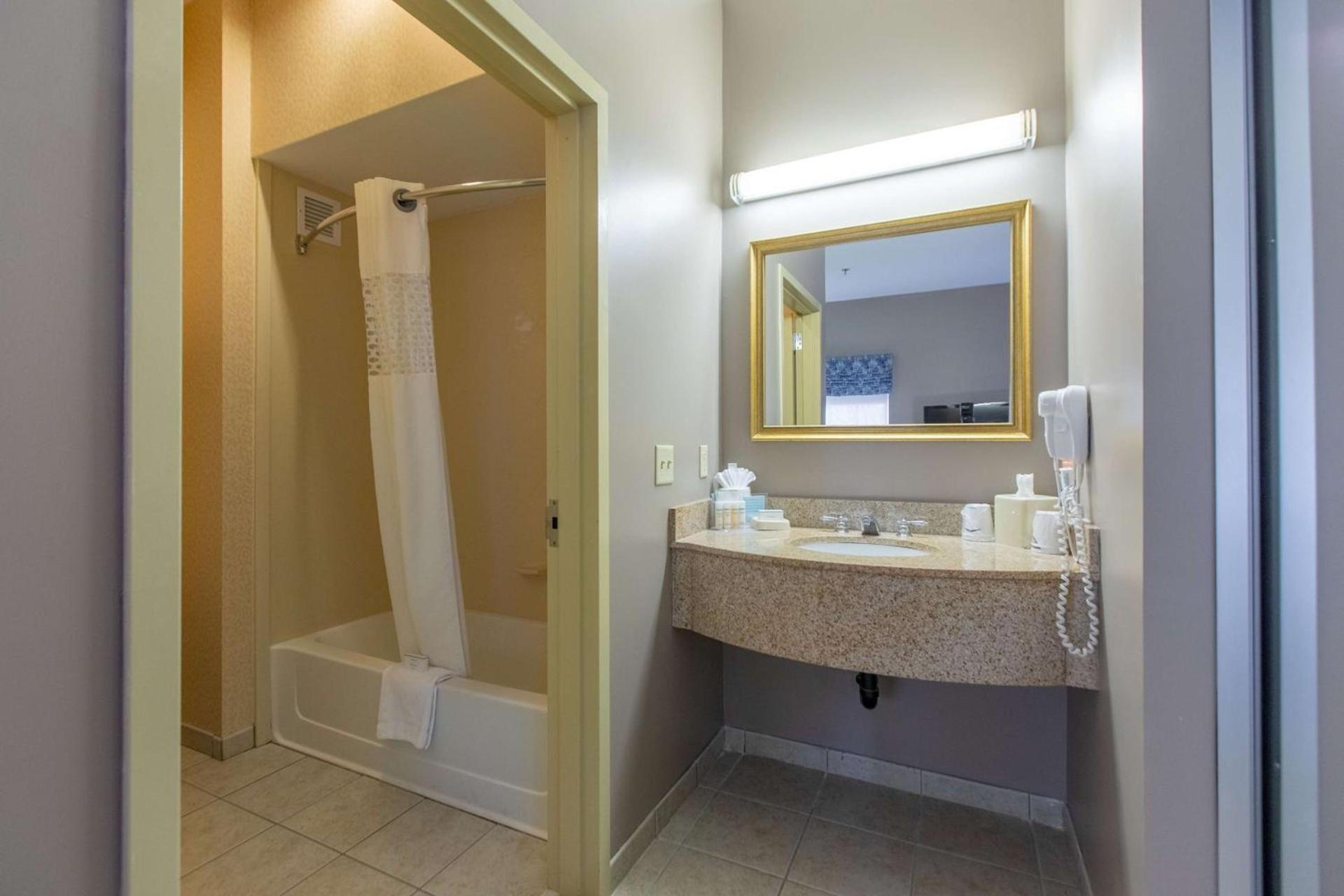 Hampton Inn Hadley-Amherst Area photo 17