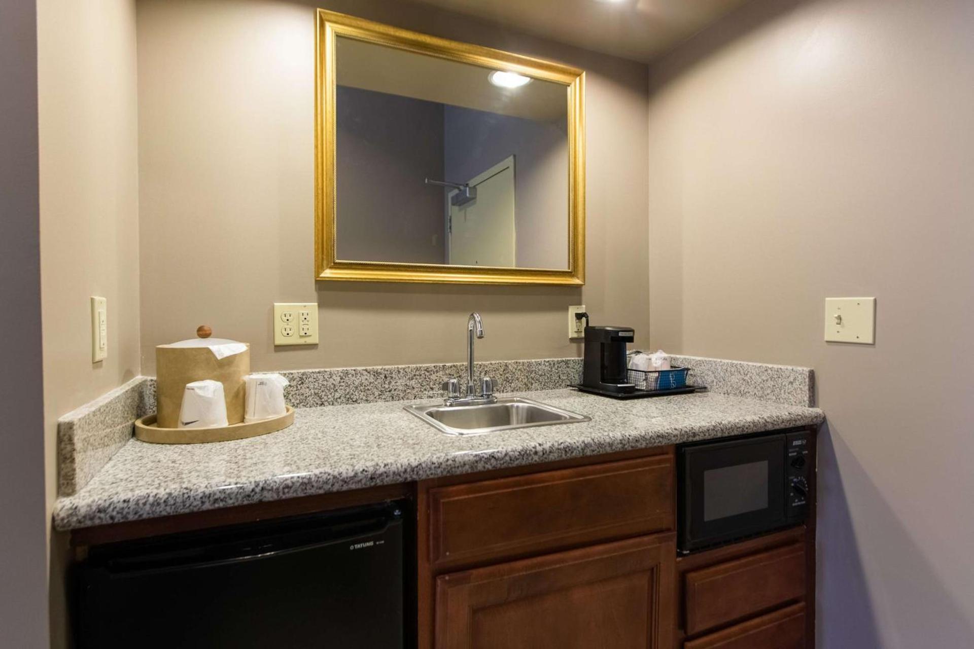 Hampton Inn Hadley-Amherst Area photo 18