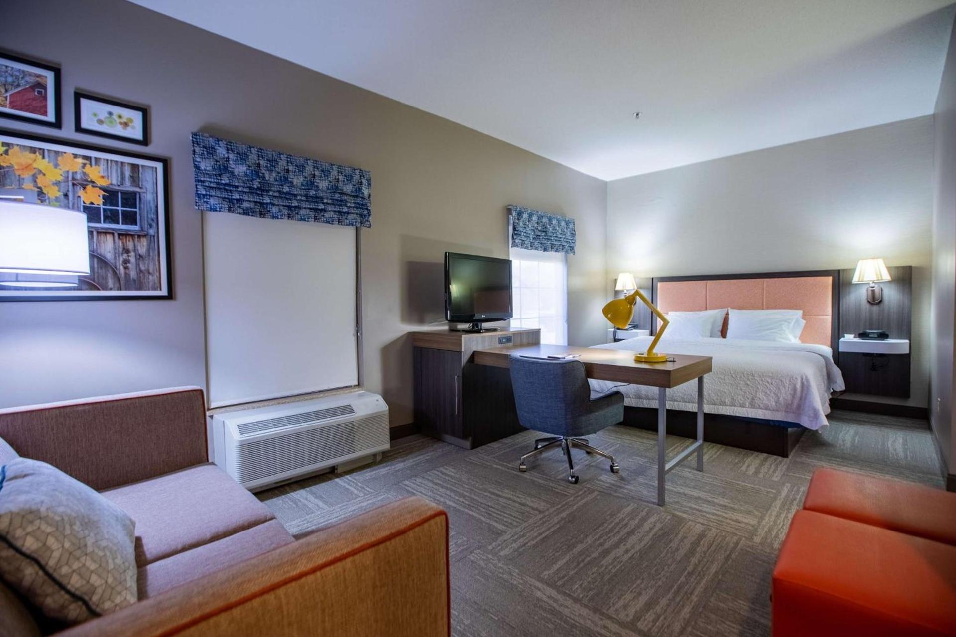 Hampton Inn Hadley-Amherst Area photo 28