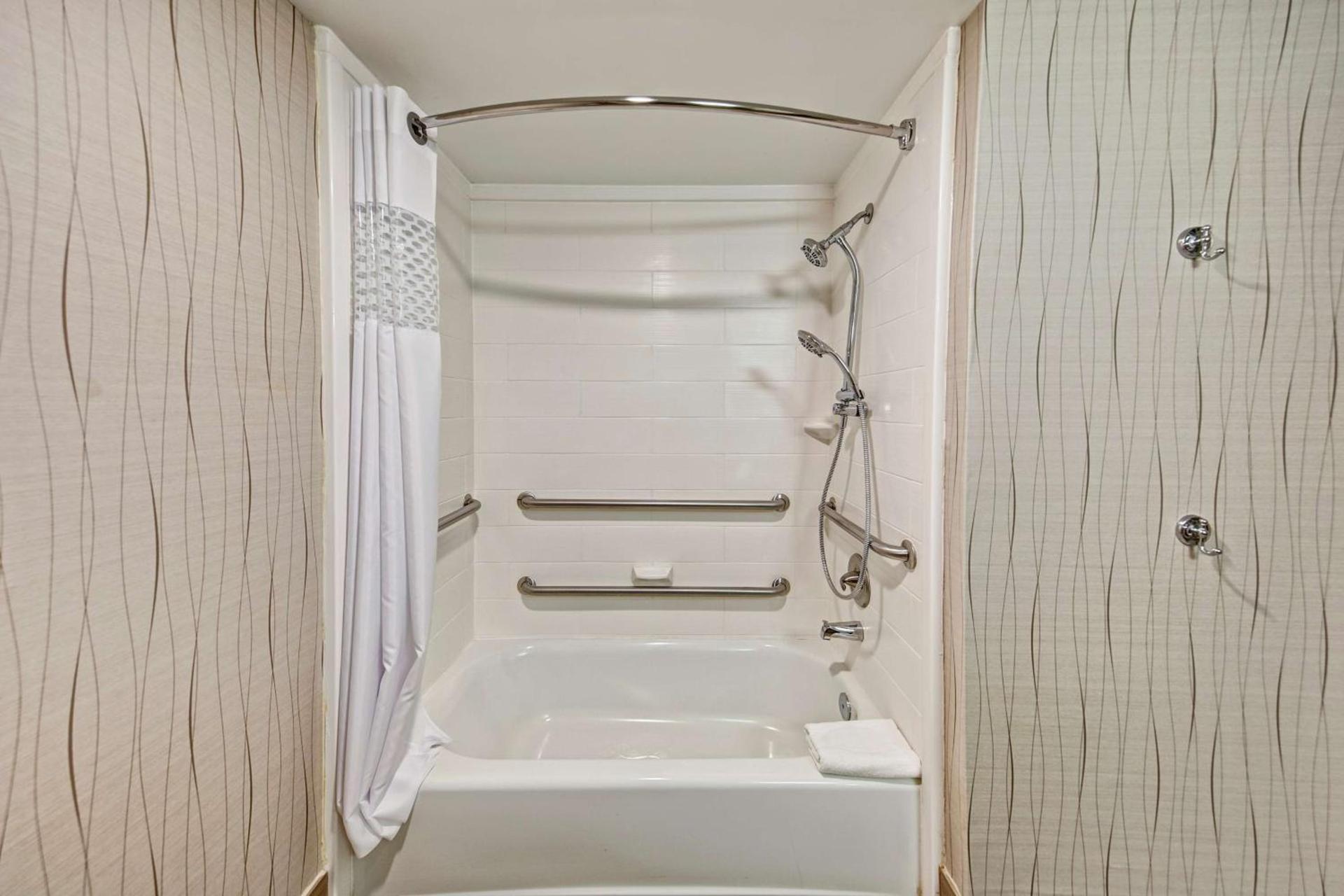 Hampton Inn Houston Baytown photo 14