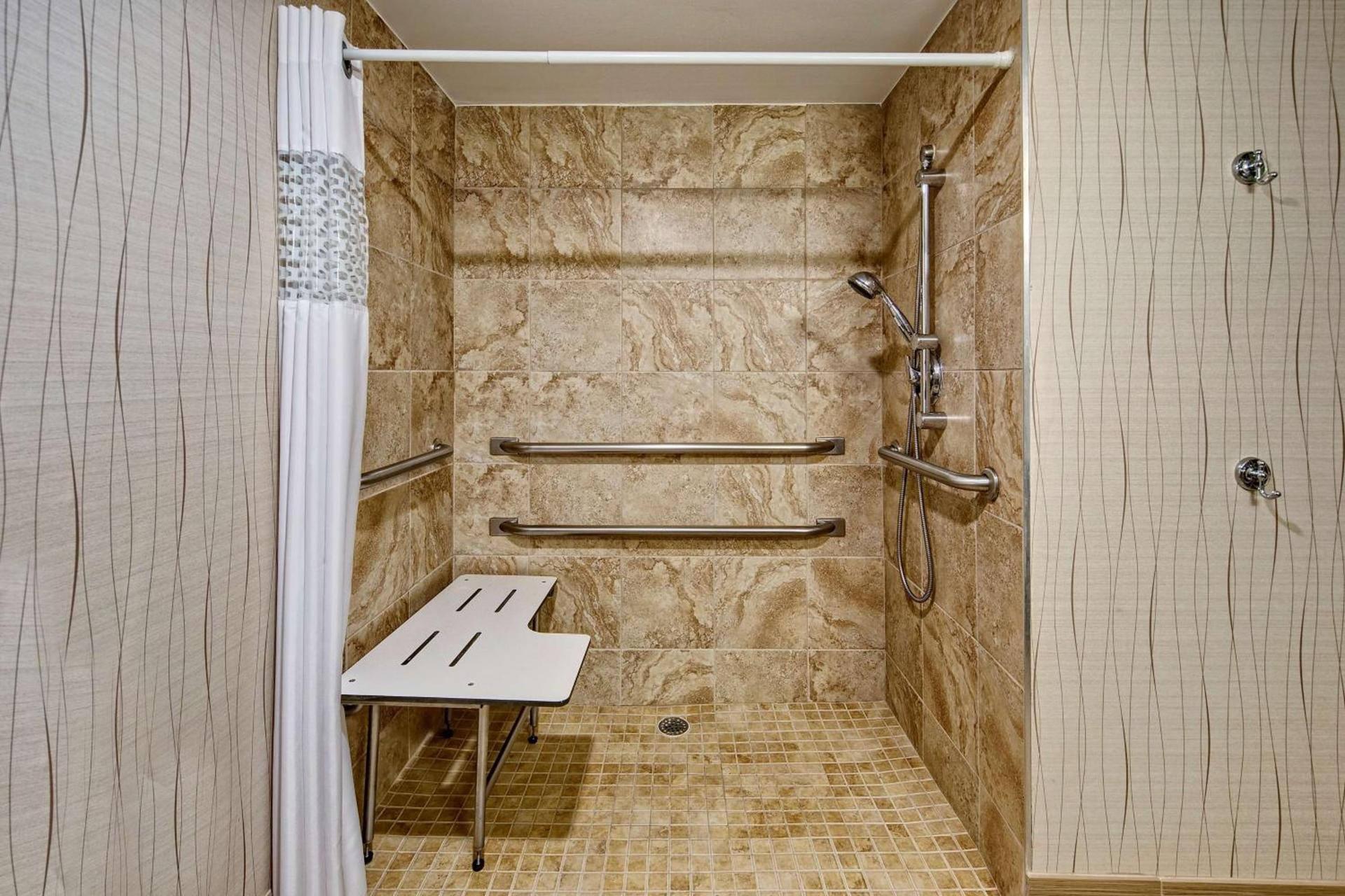 Hampton Inn Houston Baytown photo 17