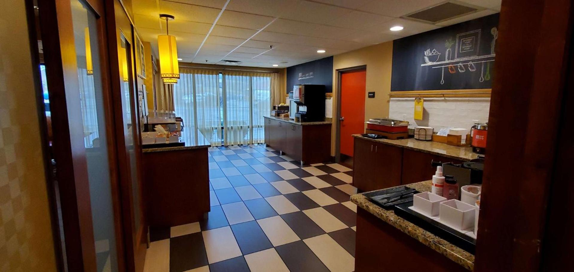 Hampton Inn - Hillsville photo 23