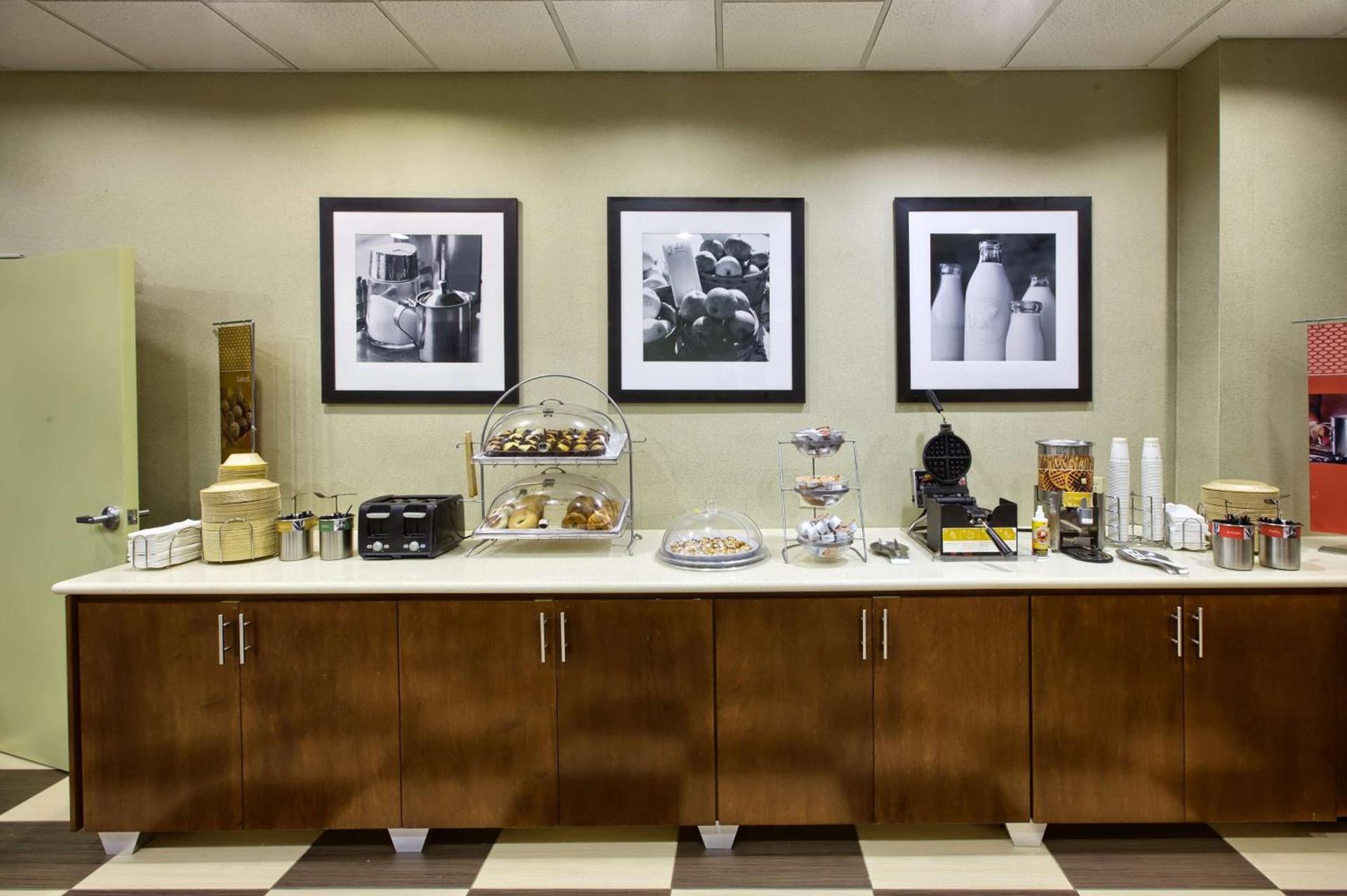 Hampton Inn & Suites Houston Rosenberg photo 12