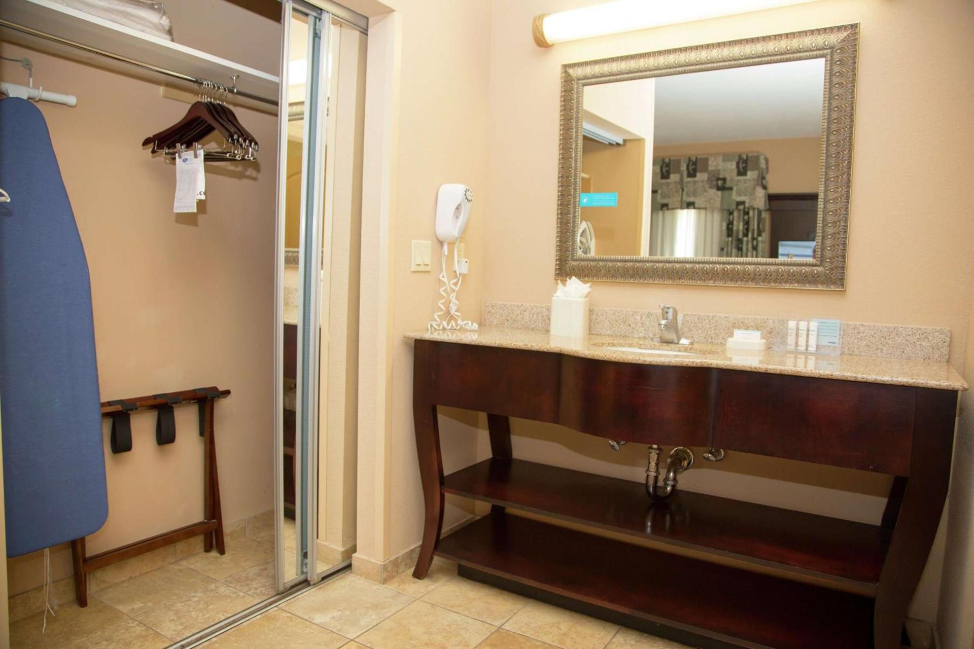 Hampton Inn & Suites Houston Rosenberg photo 34