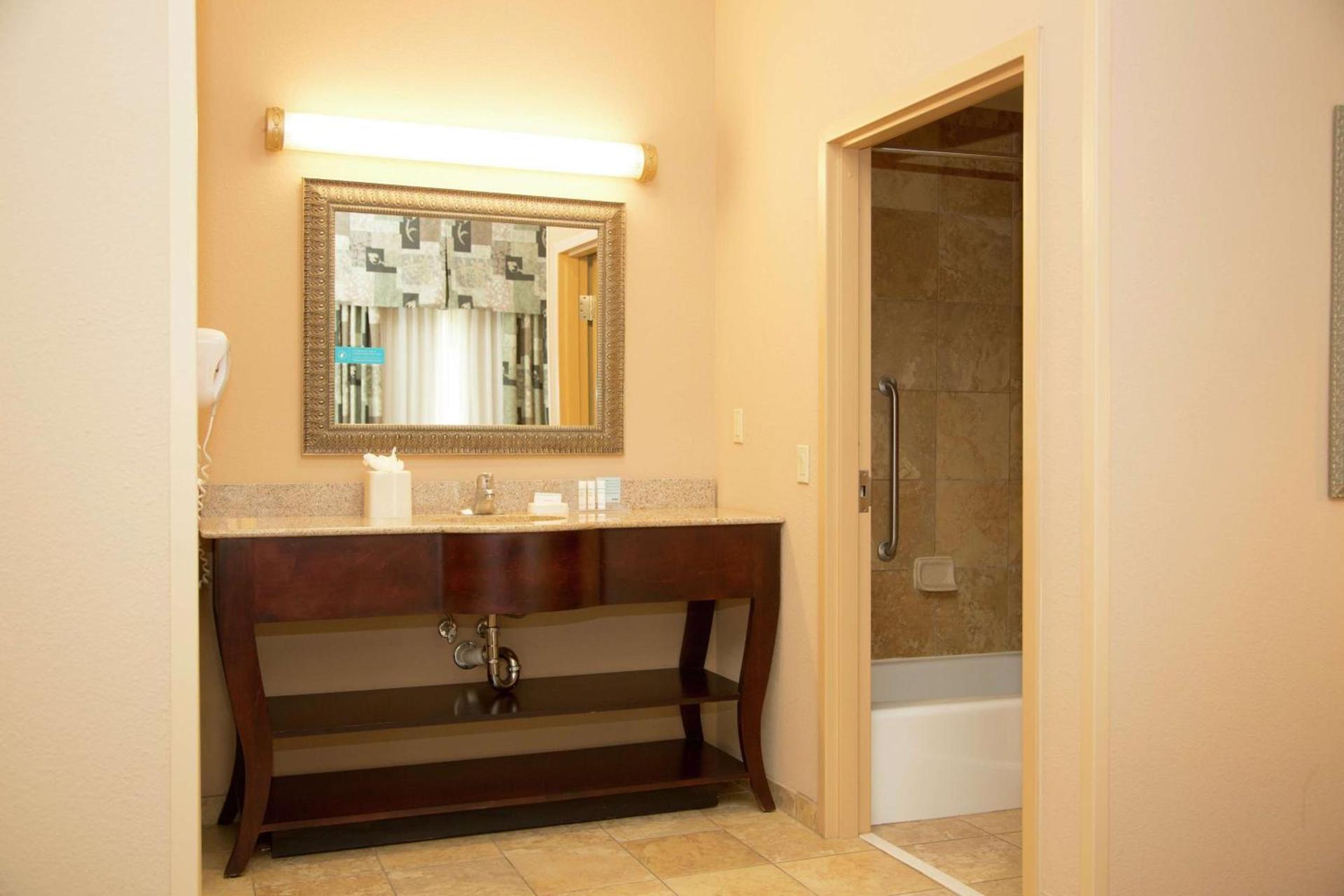 Hampton Inn & Suites Houston Rosenberg photo 45