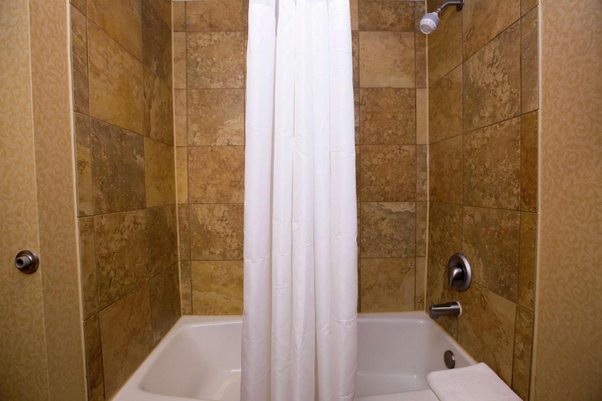 Hampton Inn & Suites Houston Rosenberg photo 55