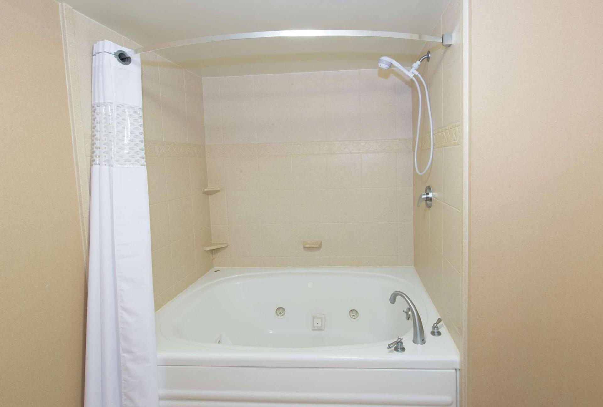 Hampton Inn & Suites Scottsboro photo 32