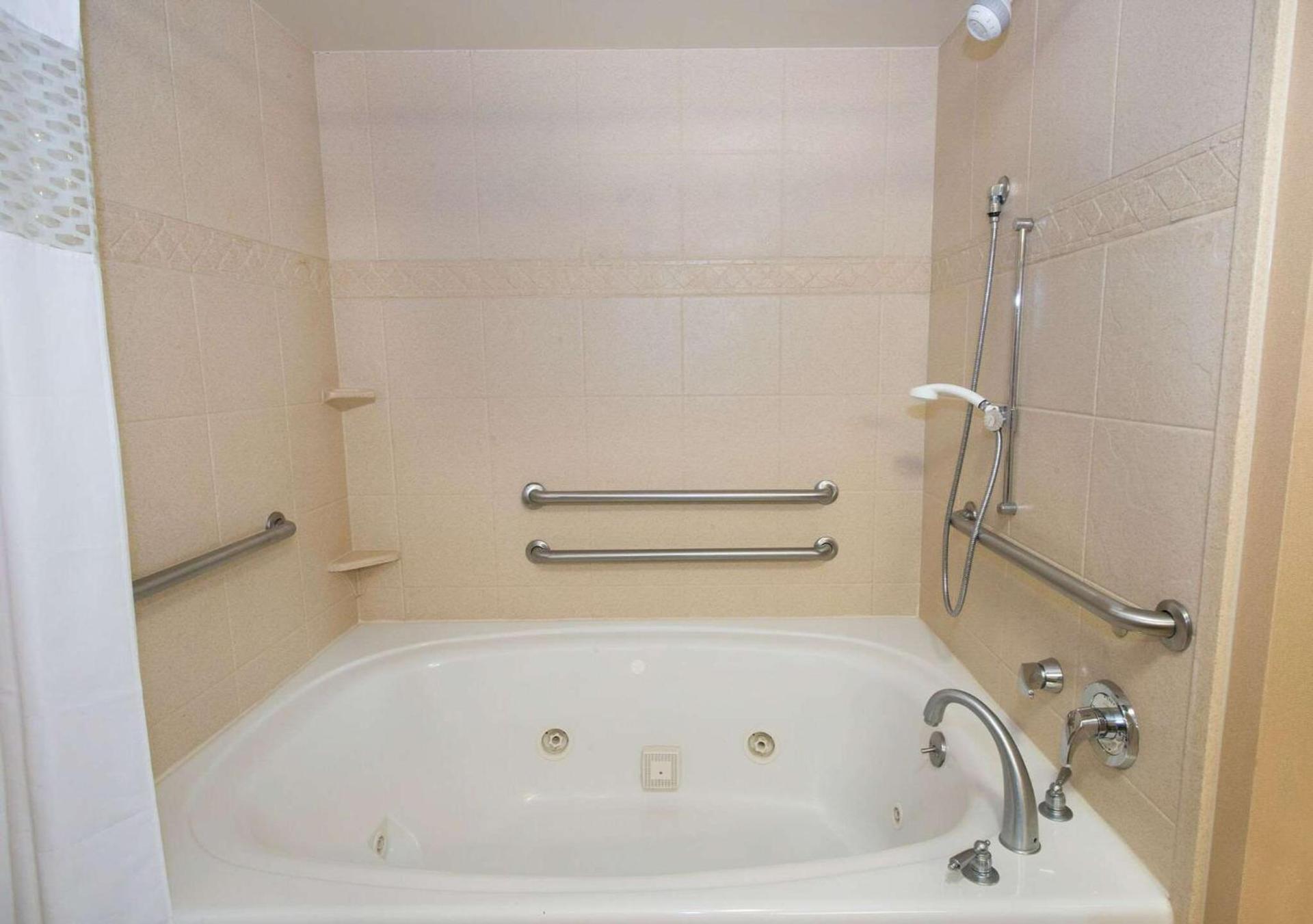 Hampton Inn & Suites Scottsboro photo 40