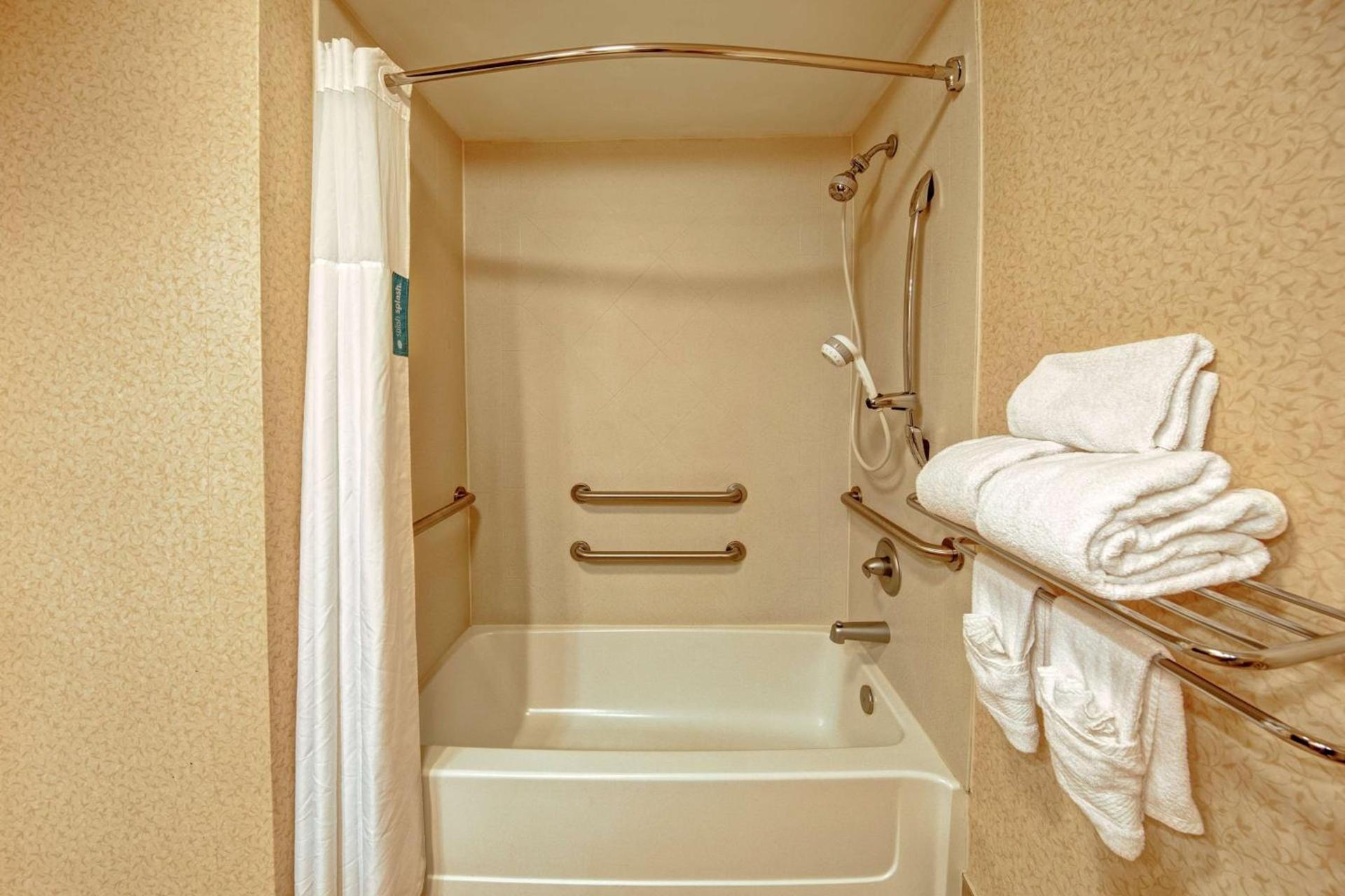 Hampton Inn Ashland photo 8
