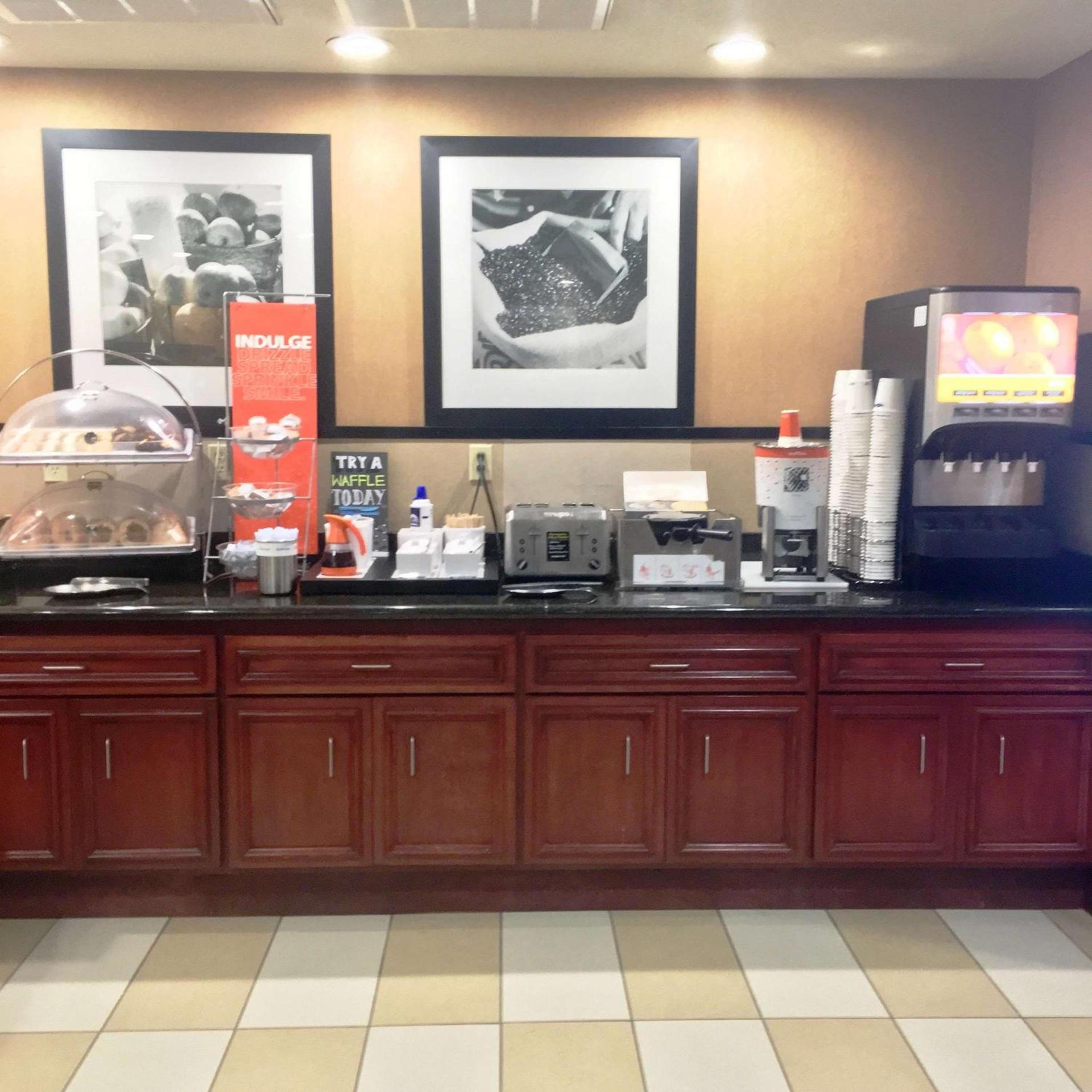 Hampton Inn Hays-North of I-70 photo 11