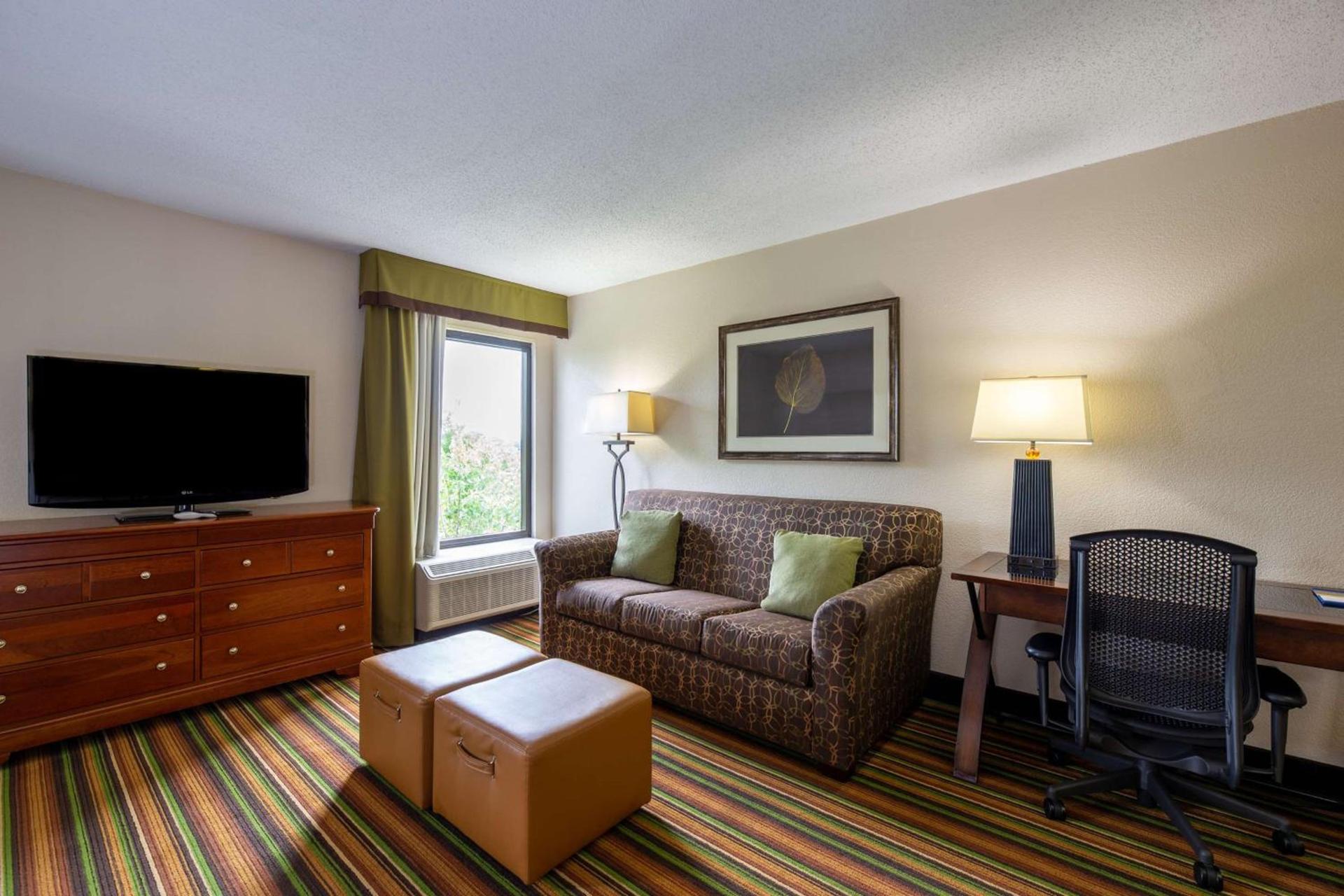 Hampton Inn Winston-Salem Hanes Mall photo 11