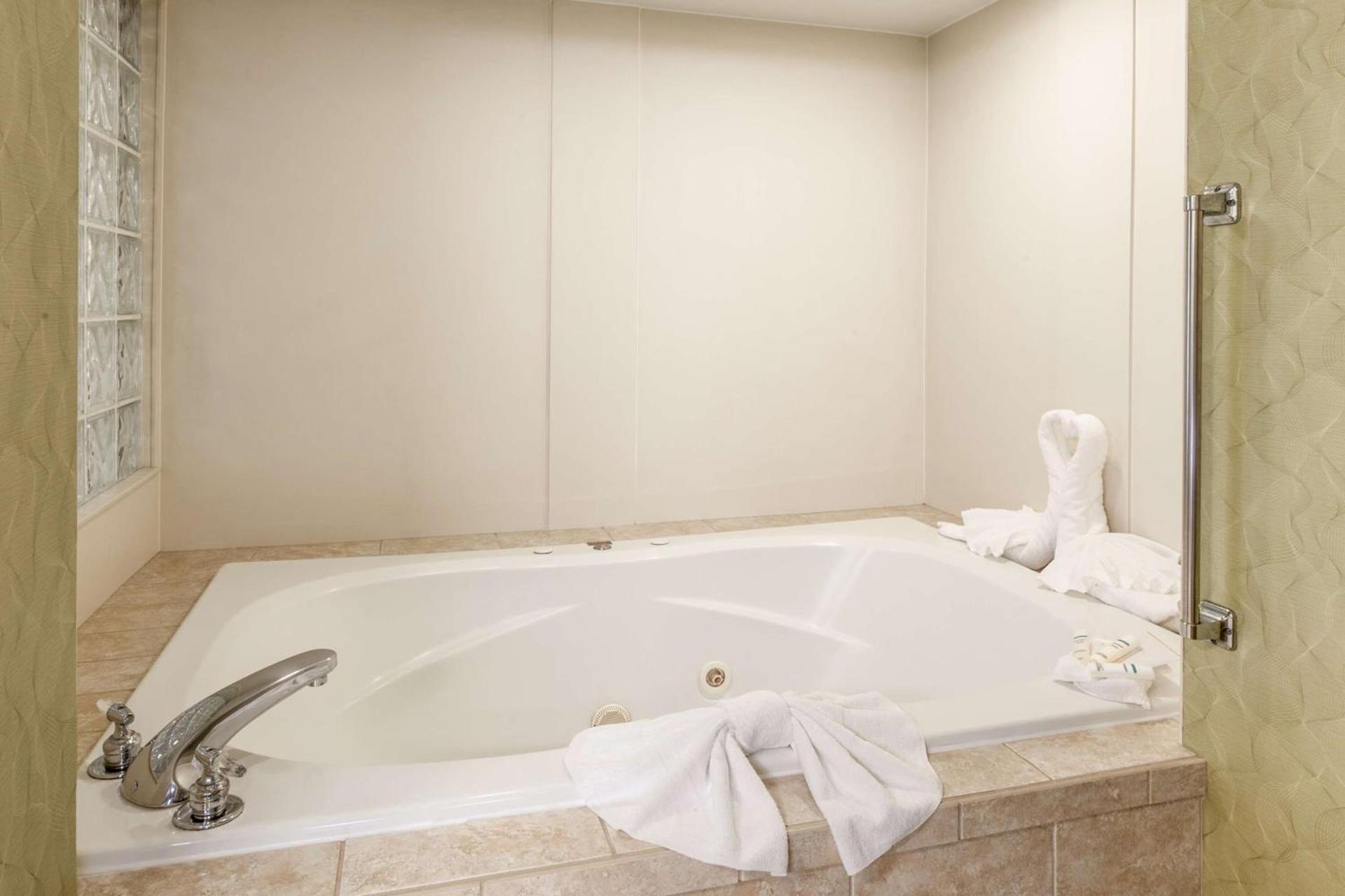 Hampton Inn Winston-Salem Hanes Mall photo 12
