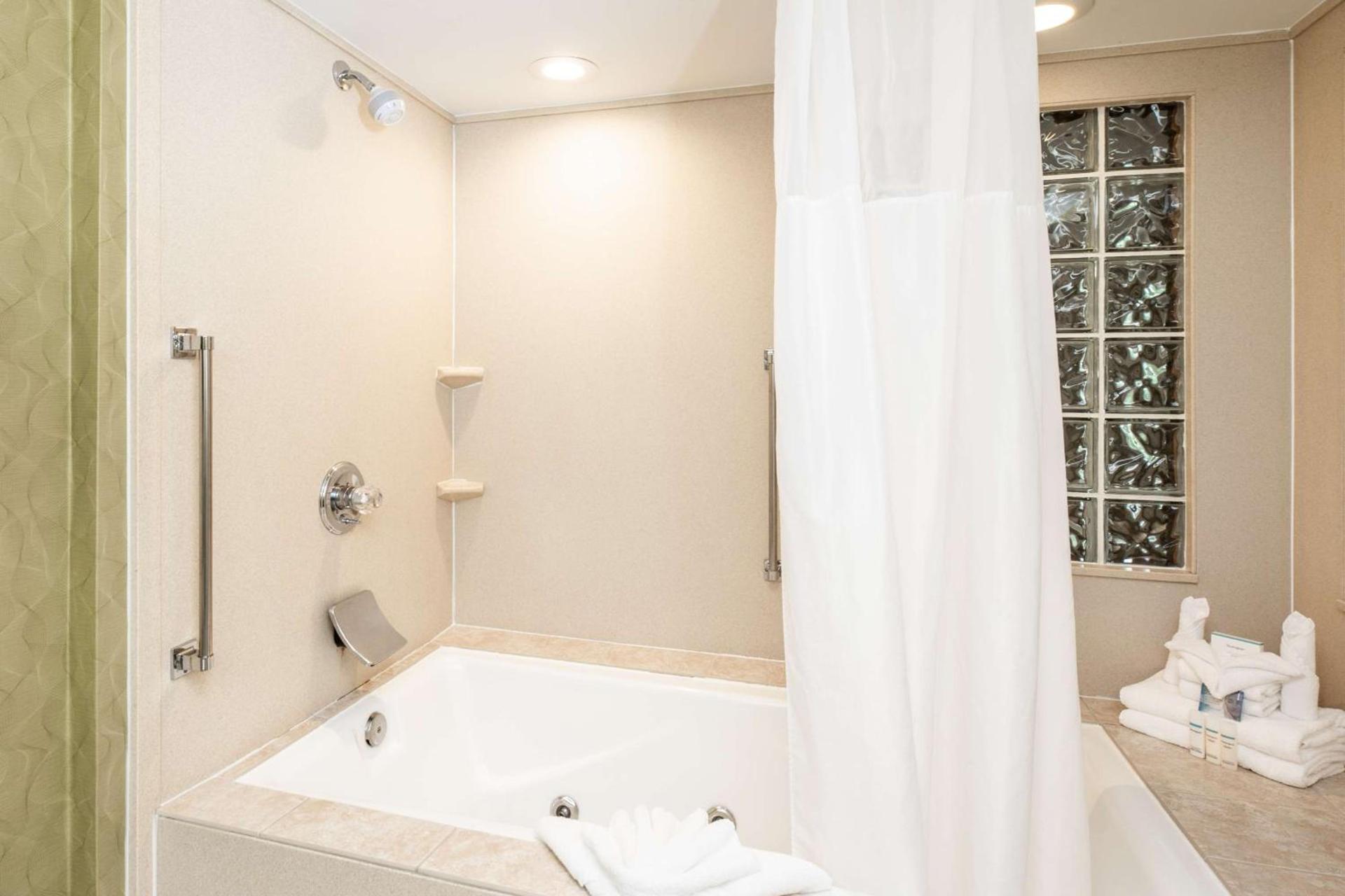 Hampton Inn Winston-Salem Hanes Mall photo 19